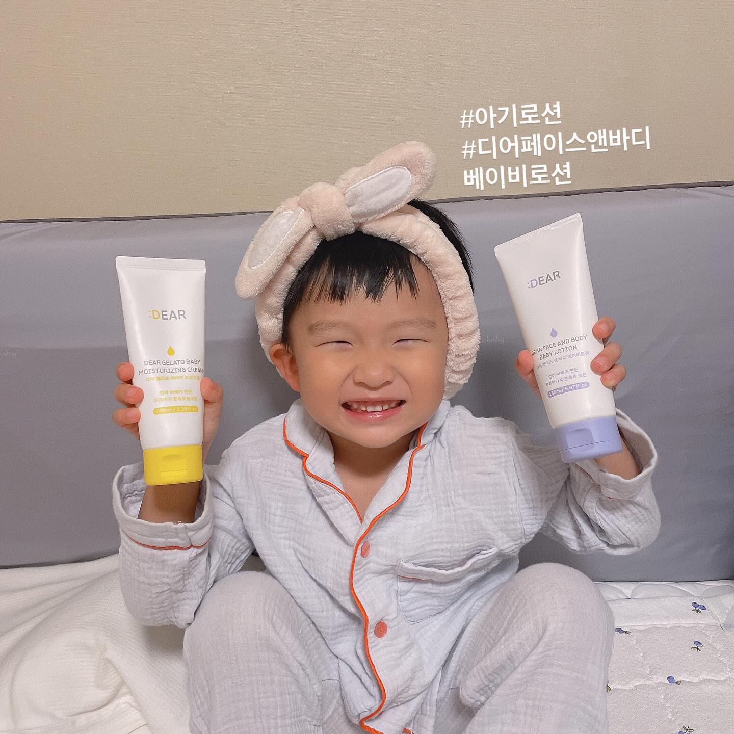#협찬 #디어페이스앤바디베이비로션 

동현이가 요즘 데일리로 사용하는 유아로션 추천해요 !
성분도 순하고 정말 초크초크해서 🩵🤍
부드럽게 발리고 흡수도 잘되서 자주자주 데일리로
사용하기 넘 좋은거 같아요 ~!! 
좀 더 꾸덕한 제형을 원하신다면 크림도 있어요 ! 
전 아침이나 일과중에 건조할때는 로션 발라주고
저녁에 목욕하고 나선 로션과 크림 2중으로 발라주고 있어요 ^^

이런분께 추천해요💁🏻‍♀️
🔸0세부터 사용할 수 있는 건강하고 순한 데일리로션을 찾으시는분
🔸기어다니는 아기 무릎과 팔꿈치를 부드럽게 케어 할 수 있는 데일리 로션을 찾으시는 분 
🔸부드럽게 발리고 끈적임없이 마무리되는 촉촉한 로션을 찾으시는 분
🔸순하고 편안한 온 가족 데일리 보습케어 로션을 찾으시는 분 

#아기로션 #유아로션 #베이비로션 #어린이로션
#로션추천 #아기태열 #아기로션추천 #어린이집로션 
#데일리로션 #온가족로션 #디어페이스앤바디베이비로션