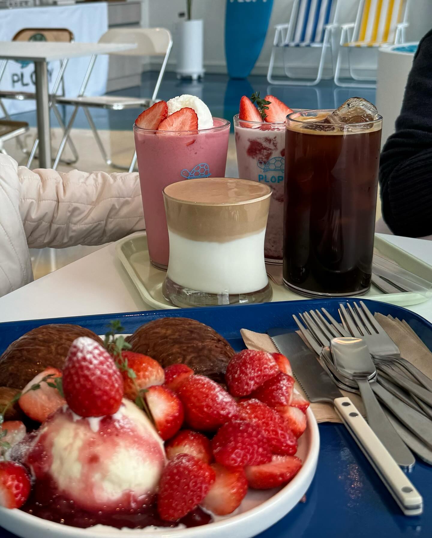 하원 후 이모들이랑 맛있는 거 먹으러❣️❣️ 너무맛있다!!!

#대전카페맛집 #유성카페맛집 #카페플로피 #구암동카페 #딸기전문카페 #대전카페 #유성카페 #구암역카페 #거북이크로플