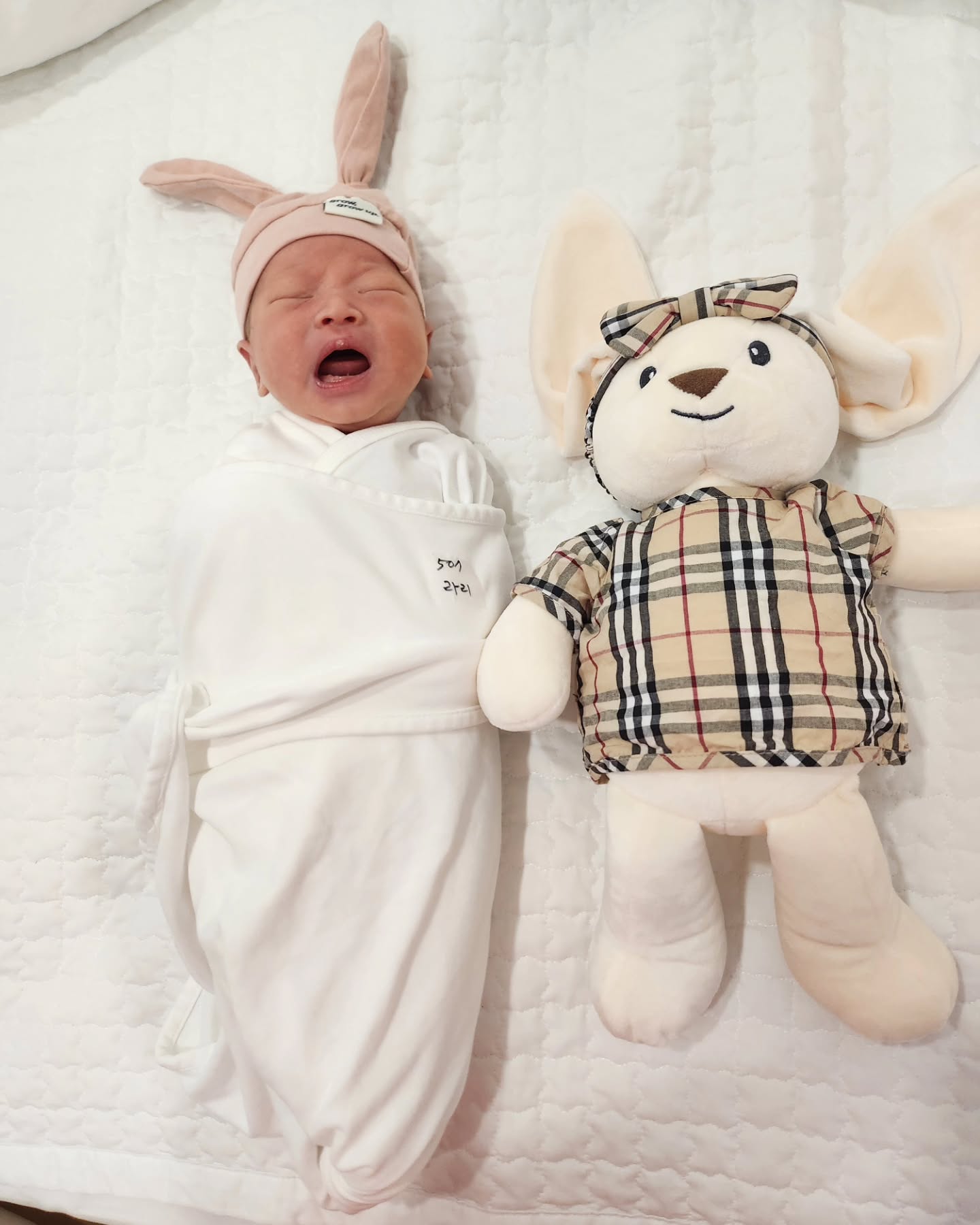 .
👼임라리 생후+6일차❤️
아침 모자동실땐 찡얼거리더니
저녁 모자동실땐 컨디션최고👍
얼굴 보자마자 웃고😃 자면서도 웃고😄
밥도안먹고 하루종일 예쁘게 잠만자다가 갔다🥰
얌전히 있는바람에 첨으로 모자동실 시간에 옆에서 쉬었던날💕
도치맘이 되어가는건강.....ㅎ
라리전용인스타🩷 luv.u_rari
많이 이뻐해주러오세용😆
.
.
.
.
.
.
.
.
.
.
.
.
.
.
#신생아그램 #신생아 #생후6일 #미소천사 #이쁜딸 #모자동실시간 #평화롭다 #잘때가젤이뻐 #조리원생활