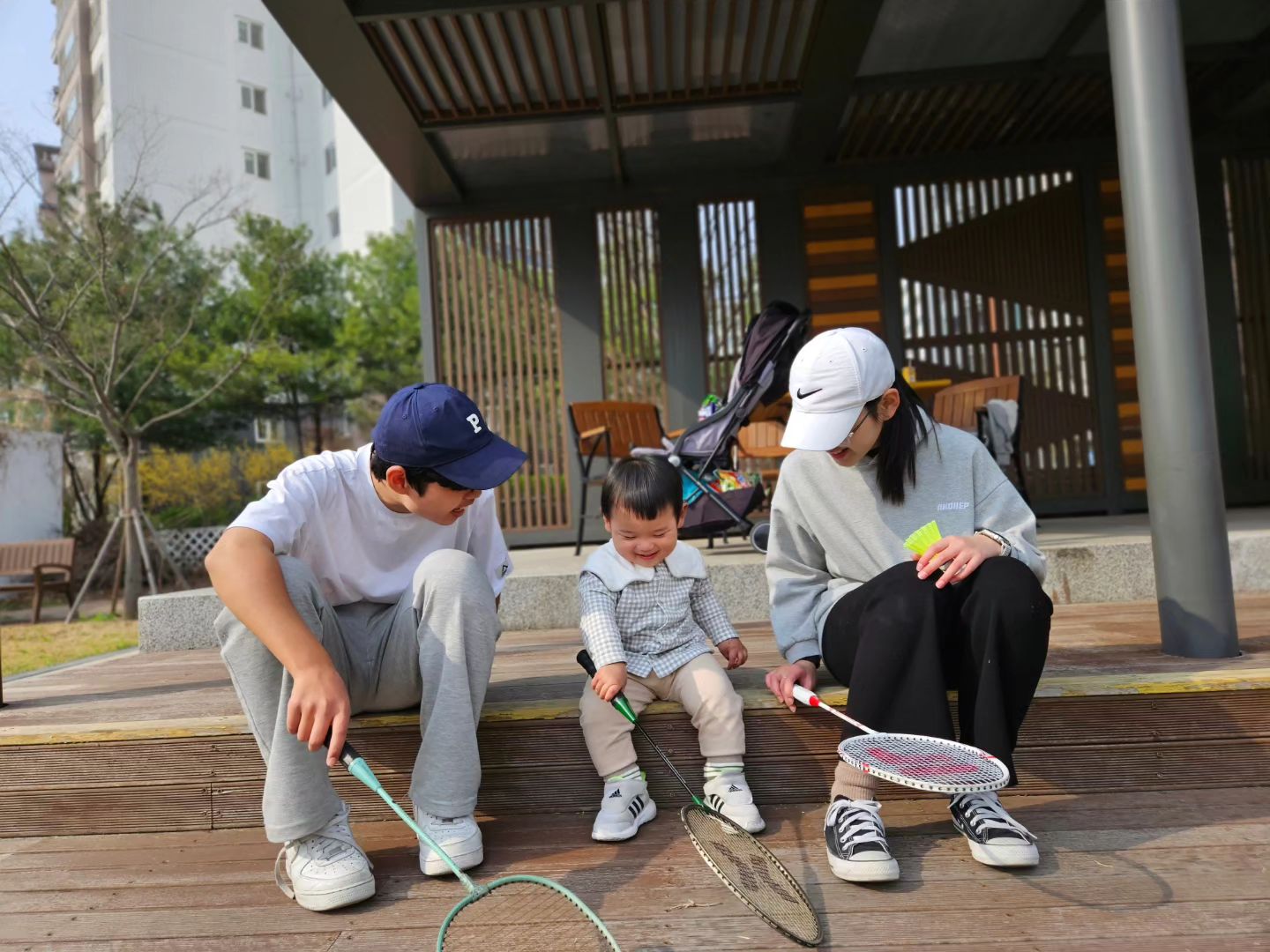 날씨 좋은 오늘
나들이 나가다가 결국 동네
동네가 최공
우리집 똥강아지 태영
아기띠 빠이 뽀로로가방 최고