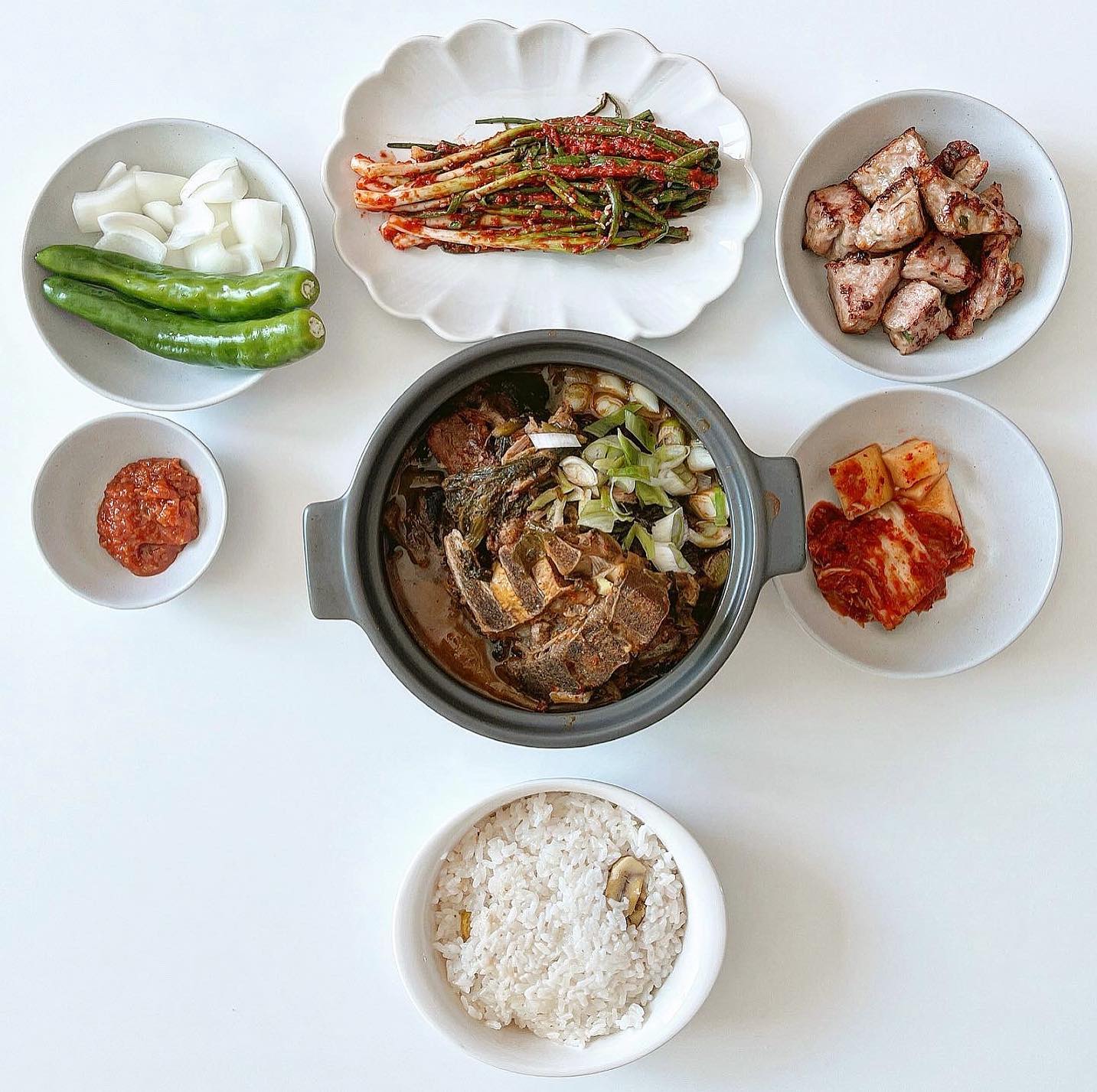 오늘 예랑이 저녁 🍴

➜ 뼈해장국 , 떡갈비 , 파김치 ︎❤︎

오늘은 뼈해장국 사서 저녁상 차려줬어요 -!
파김치 듬뿍듬뿍에 떡갈비까지 ㅎㅎ 
가끔씩은 술 안먹어도 해장국 땡길때 이짜나요☺️
오늘도 든든하게 잘 먹어준 예랑이 🫶🏻
전 다여투 해야되서 저녁 차려주고 
예랑이 먹방 보는중이예요 🥺
본식이 2달 남아서 제가 날씬해보이기 위해 
예랑이를 돼랑이를 만들어버릴려고요 ㅋㅋㅋㅋ킄ㅋㅋㅋㅋ

#오늘의집밥 #저녁 #저녁메뉴 #뼈해장국 #집밥 #집밥기록 #먹팔 #맞팔 #소통 #홈쿡 #맛스타그램 #먹스타 #신혼부부 #신혼밥상 #남편밥상 #좋테 #오늘뭐먹지