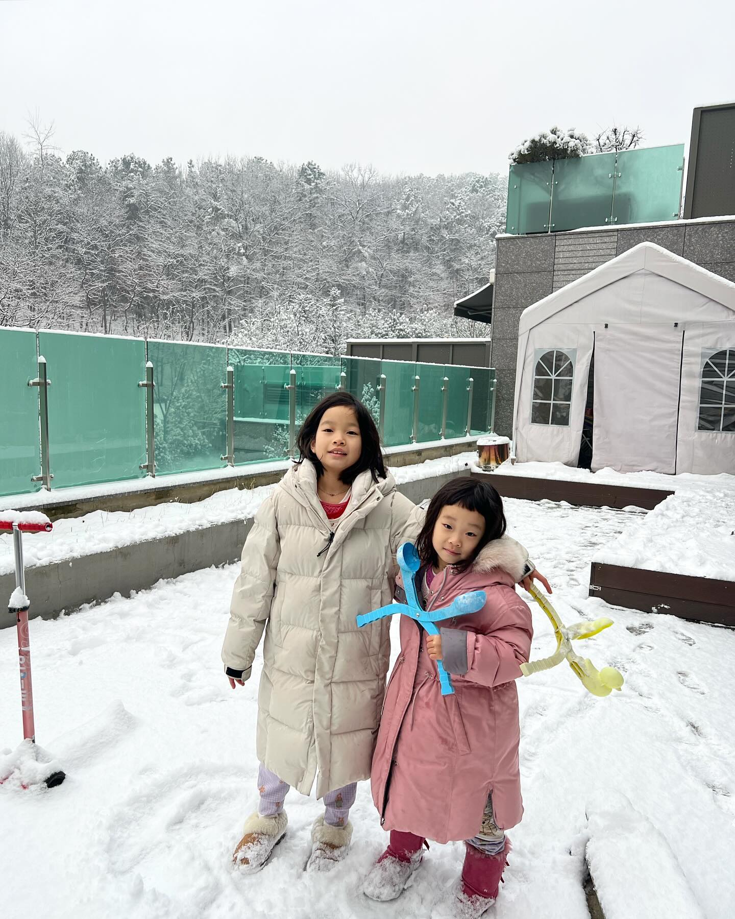 White Christmas🎅🏻☃️

아침에 일어나보니 집 밖 풍경이 고요하고 참 이뻤다. 
눈이 가득가득해서 아이들이 신나는 하루가 되겠군! ❄️

산타가 엄마인걸 아는 초딩과 산타의 존재를 여전히 믿는 유딩 두 아이가 사는 집이지만, 크리스마스 선물에 흥분하는건 나이를 초월한다. 

선물체크를 한 후, 잠옷바람에 패딩입고 바로 테라스에 나가 눈놀이☃️☃️ 눈오리도 만들고, 눈사람도 만들고! 

아빠는 노는 아이들이 추울까봐 화로에 장작을 넣고 불을 지폈다. 
오늘은 하루종일 테라스에서 살 예정❤️

#우리집풍경 #화이트크리스마스 #테라스라이프 #우리집마당 #아이들은즐겁다 #백희