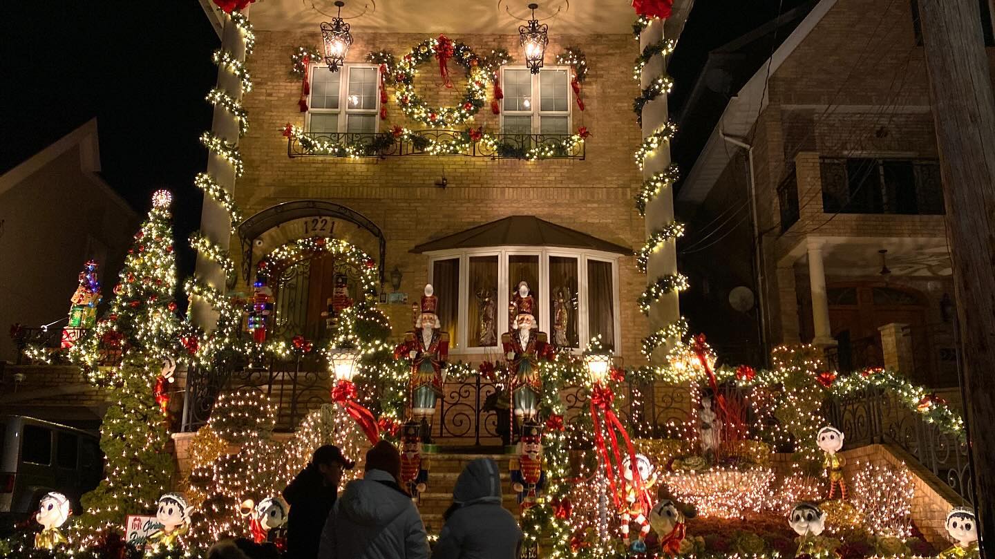 .
late but 피드 박제 필요한 last year’s Brooklyn Dyker Heights Christmas Lights ✨🎄🫶🏻❤️ w 나의 키다리 아저씨!!!!
.
크리스마스 시즌에 맨해튼 가면 꼭 가시길.. 필수 코스임 진짜 내 생애 최고로 황홀했던 산타 마을🎅🏼 #christmas #brooklyn #dykerheights #dykerheightschristmaslights #nyc #크리스마스 #뉴욕 
.
.
10장 추리기 진짜 힘드네요 ^^ 근데 왜 여기 클스마스 노래 안 깔아지냐ㅜ