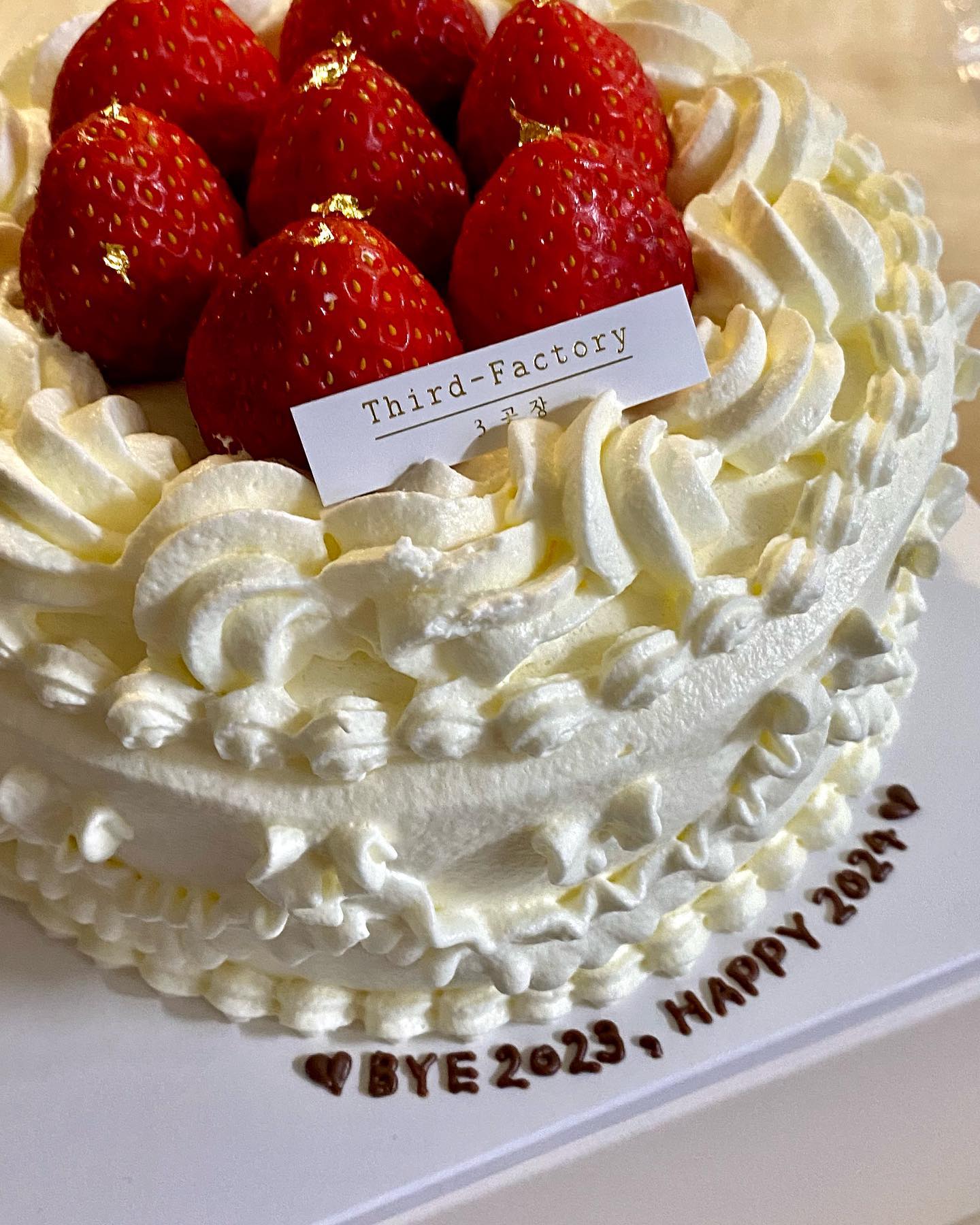 #3공장 #연말케이크 

12월 31일에 빼놓을 수 없는 연말 케이크 🎂
이번 연말에는 백석에서 유명한 케이크 맛집 3공장에서!

지금까지 먹어본 주문제작 케이크 중에서 제일 맛있었다
딸기케이크 외에도 초콜릿 케이크나 과일 케이크도 있는데
다음에 도전해보기🐷

구움과자는 6개 이상 구매하면 포장 가능!
선물용 박스가 있어서 선물하기에 딱 좋다🎁

2024년 새해 소원 빌고 케이크 노나먹으면서 연말 마무리✨
다들 새해 복 많이 받으세요🤍

#crazy_백석