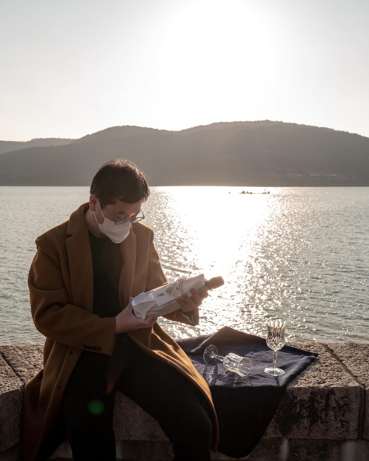 경주의 센강이라 불리는 곳에서의 나른한 오후

▫해 질 녘 가까워질 때의 윤슬이 너무 예쁜 호수였다.
▫반짝 반짝 윤슬이 기분 나쁘지 않은  눈의 피로감을 줬고 ▫샵에서 사 온 기대감이 가득 찬 와인까지 있으니 운치가 너무 좋다 
📍보문호수, 와인은 lazysunday_bottle .
.
.
.
.
#경주 #보문호수 #보문관광단지 #경주여행 #경주데이트 #경주가볼만한곳 #와인 #와인샵 #바틀샵 #와인스타그램 #부부여행 #노을 #윤슬