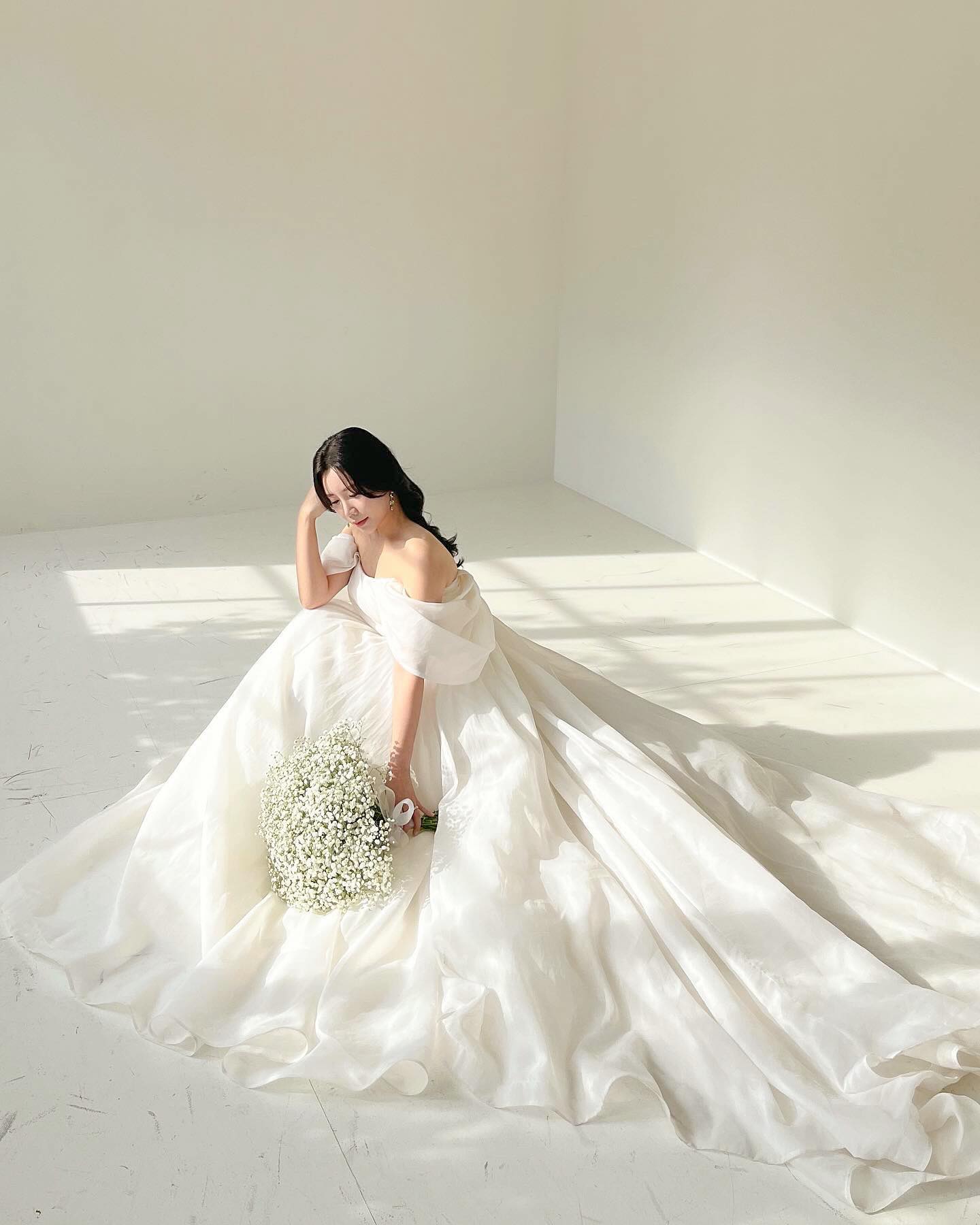 힘들지만 재밌었던 웨딩촬영 👰🏻‍♀️🤍
본식까지 열심히 다이어트 해야게쏘요 히히
예쁘게 메이크업해주시고 예쁘게 찍어주신
#스텔라웨딩 #메이든스튜디오 은혜 플래너님두 무한 감사~~💓
그리고 디엠으로 예쁘다 예쁘다 해주셔서 무한감사드려요🫧
이젠 보정본을 기다려보자~!~!~! 🫶🏻🫶🏻

여행계정에 일상글이라 죄송••🥹🤍ㄴ