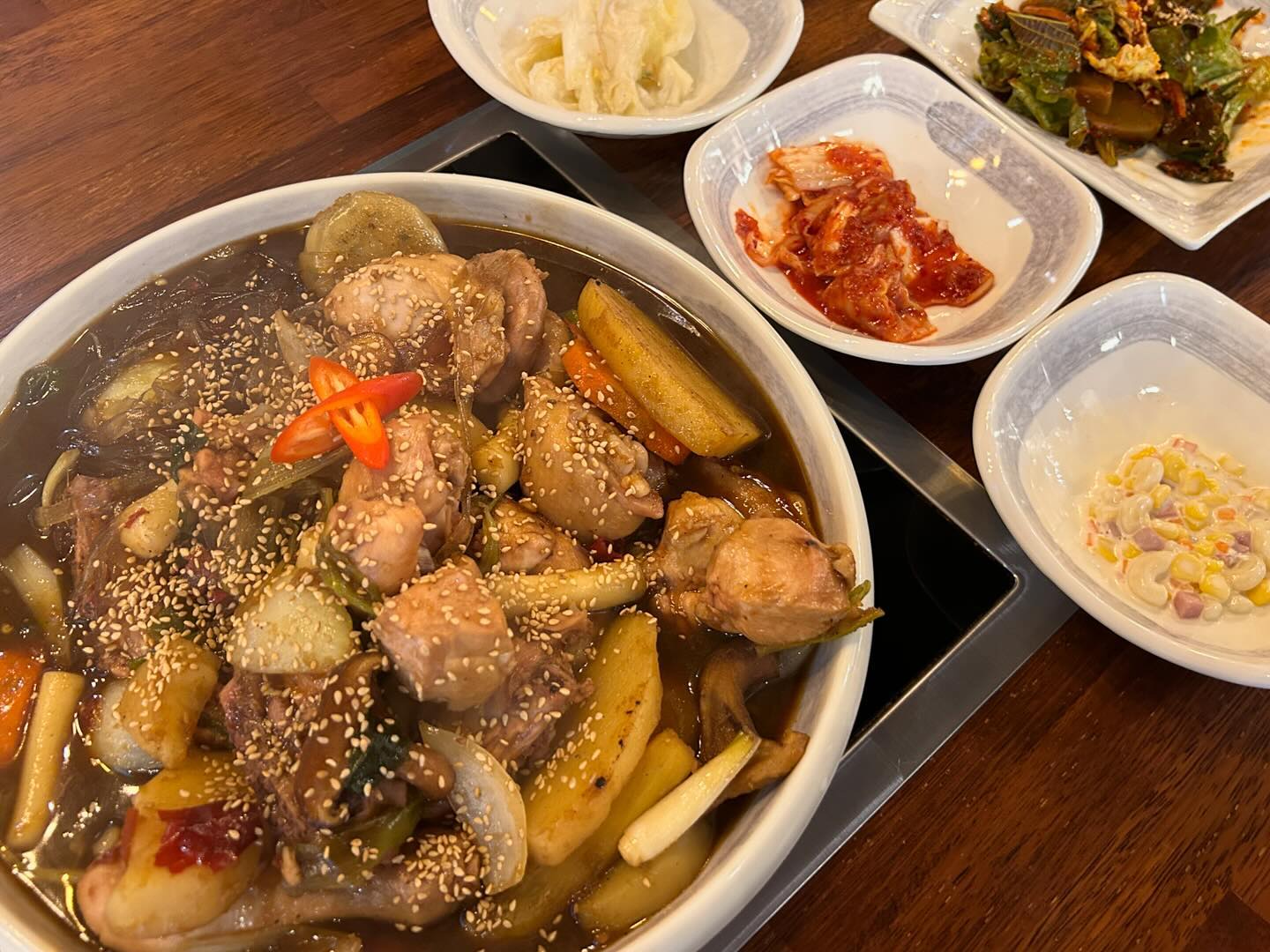 #협찬 #미아정 #미아찜닭 #미아역맛집 #미아맛집 #미아동맛집 #찜닭맛집 #닭요리 #닭요리맛집 #찜닭전문점 #미아사거리맛집 #미아사거리데이트 #미아데이트 #미아한식

미아역 새로 오픈 한지 얼마 안 된!
닭요리 맛집 미아정😜
저는 찜닭 2인분을 시켰어요🙌🏻

반찬이 잘 나오는데 묵무침 대박쓰..🥰
매콤새콤 밥 부르는 맛이다 후
백김치랑 일반 김치도 진짜 맛있어요〰️

간장 찜닭은 조리가 돼서 나오는데
와 진짜 ..약간 매콤 하면서도 
깊고 진한맛이 나더라구요
요새 먹어본 찜닭 중에 제일 맛있었어요😌❣️

감자도 고구마도 많이 들어있고
2인분인데 양은 3인분처럼 느껴졌어요😄
혜자스럽당..

인테리어도 좋고 조명도 은은하니 이뻐서
술을 부르더군요😆 
다음엔 또 다른 요리 먹으러 와볼게요‼️
잘먹었습니다아