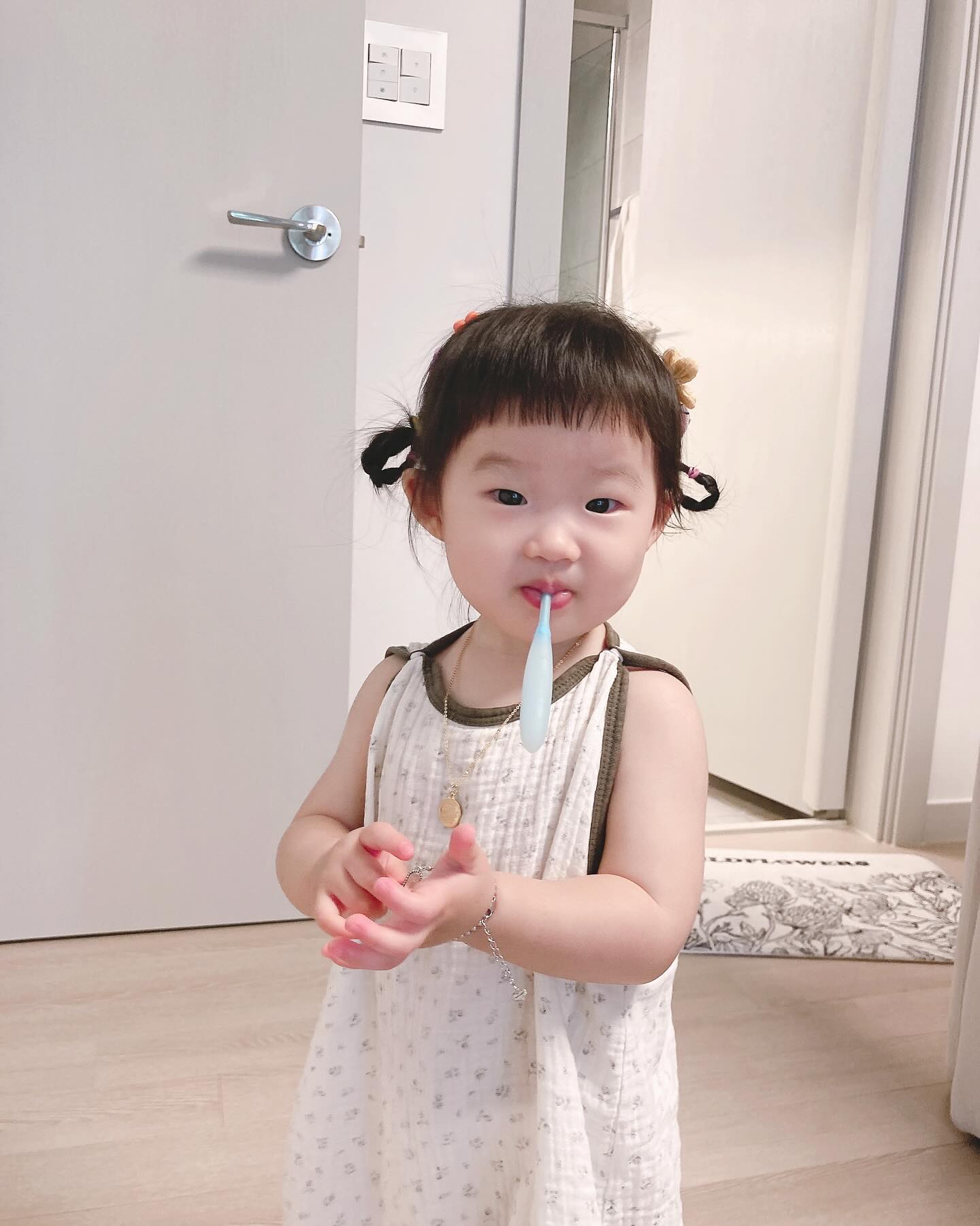 #협찬
켄트키즈 어린이치약 저불소 
-
실제 블루베리를 사용하여 만든 천연향 사용 저불소치약!
아이 어린이집 입소로 평소에는 고불소로 밥알만큼 사용중이나
어린이집에는 얼마나 사용할지 내눈으로 볼 수 없기 때문에
저불소로 준비!!!!

무보존제 처방은 물론이며 8종 자극성분 무첨가!!!

거부반응없이 사용하는 우리 아가 최고!
아직 스스로 뱉지못해 마지막 마무리는 손수건으로 이 헹궈주는건 안비밀! ㅎㅎㅎㅎ

kent_korea_oralcare

#협찬 #켄트치약 #켄트 #켄트키즈치약 #켄트어린이치약 #어린이치약 #저불소치약 #키즈치약