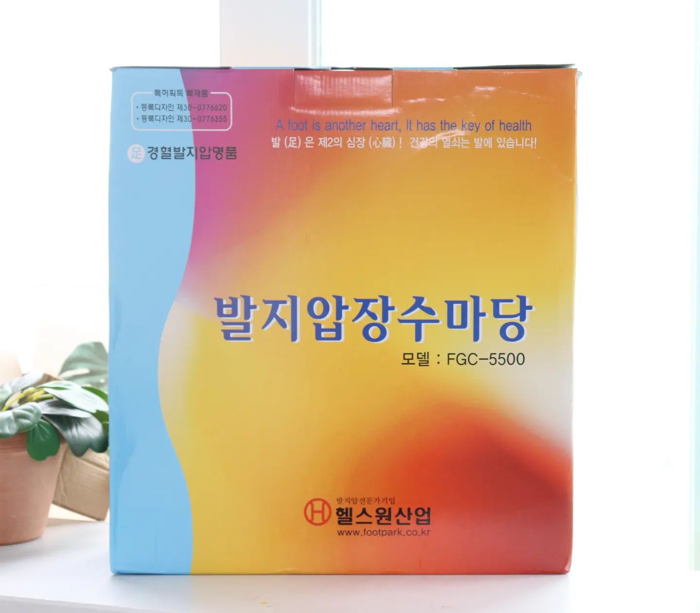 #협찬

컨디션이 너무 엉망이라 
건강에 더욱 더 신경이 쓰이는 요즘😂
간단하게 집에서 할수있는 지압마사지를 알아보다가, 3중지압요법으로 1석3조 지압효과를 볼수있는 #장수마당 #발지압매트 픽!

발바닥 구조에 맞게 모양과 기능이 다른 지압기구로 걷기만해도 탁월한 지압효과를 볼수있는 발지압요법 여러방송에서 소개된만큼 유명하고 부모님 나이대에 선물용으로 딱좋은 #지압매트
자연과 산에서 자갈을 밟는 지압 효과가 나는 자갈지압,  발바닥에 어먹한 부분에 특화된 용천봉지압,피로회복 혈액순환 극대화 되는 건강자석지압 사용하면 할수록 너무 매력적이라 매일 매일 사용하고 있네요😍
이번 #효도선물 #추석선물 로도 딱이네요
#발마사지 #발지압 #발바닥지압 #부모님선물
