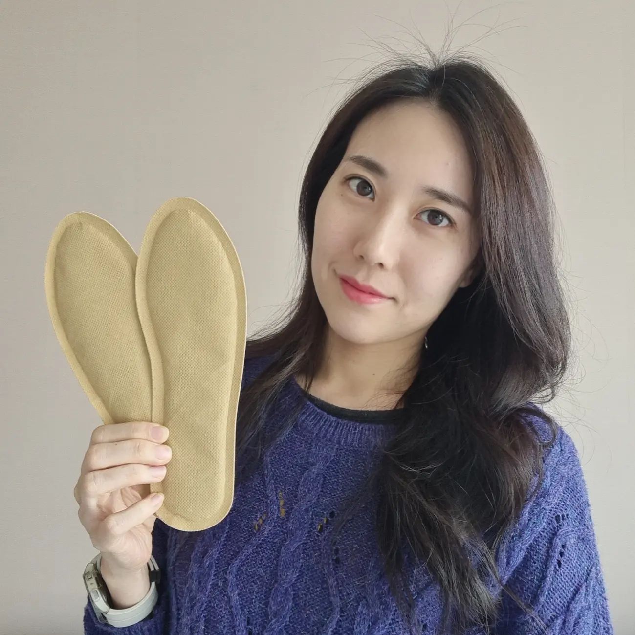 #광고
추운 날씨 춥고 시린 발을 따뜻하게 해줄 발핫팩
✔일상공감따뜻하족깔창 써보니 신세계
.
깔창 형태의 핫팩으로 꺼내면 바로 발열 시작❤
신발에 넣고 외출하면 최대 8시간 지속으로 외출시 오랫동안 따뜻하게 사용할 수 있어
약 78g의 무게라 가벼워 휴대도 부담없이
들고 나갔다가 너무 추우면 바로 꺼내 써도 좋을 듯🤭
.
부드럽고 땀 찰 걱정 없는 부직포 원단이라 쾌적한 착용감 굿굿👍🏻
늘 발이 차가운 편이라 겨울에 이거 필수템이 될 듯‼️
.
.
dailygonggam_official #일상공감 #dailygonggam #일상공감따뜻하족깔창 #따뜻하족깔창 #일상공감깔창 #온열깔창 #겨울깔창 #발핫팩 #깔창형핫팩 #깔창 #발핫팩추천 #겨울깔창추천 #깔창형핫팩추천 #생활꿀템 #생활필수템 #겨울꿀템 #겨울필수템 #간편사용 #실용적