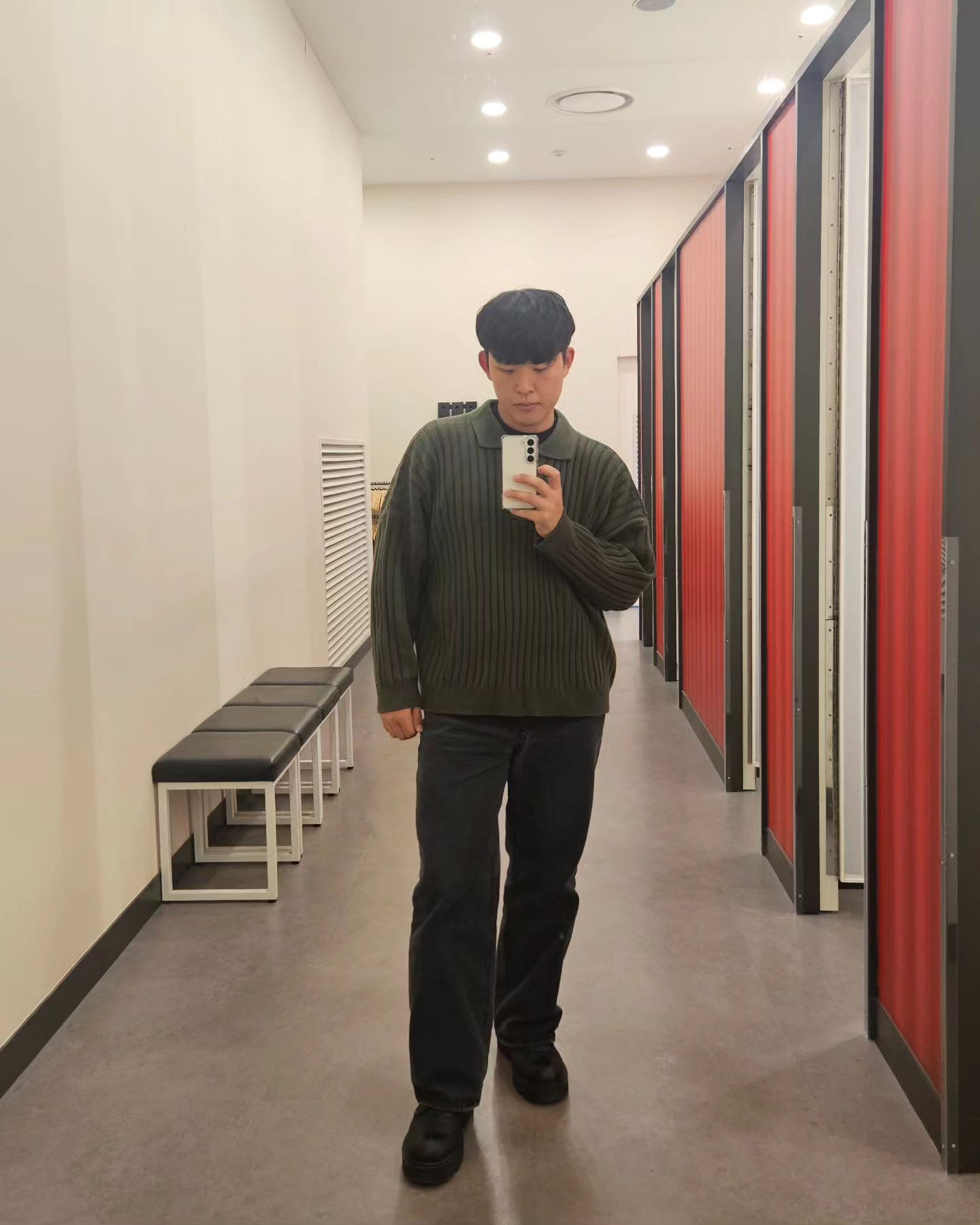 날씨가 쌀쌀할 때는 니트가 최고인 거 같아요~
따뜻하고 부드러운데 핏까지 찰떡인 룩...! 
신발로 꾸안꾸 코디 마무으리~

.
.
.
#ootdfashion #오늘의룩 #겨울코디추천 #패션코디 #남자데일리룩 #남자겨울패션 #korea #직장인룩