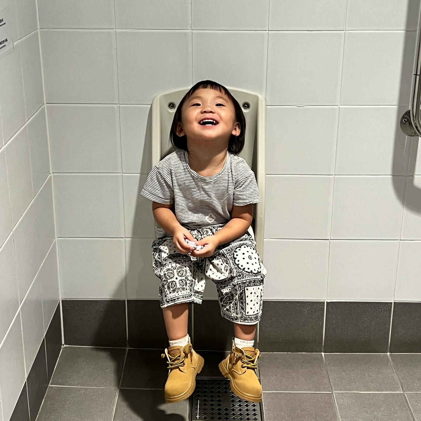 화장실 의자에 앉고
기분 좋은 엘😁😄ㅎㅎ
#이케아