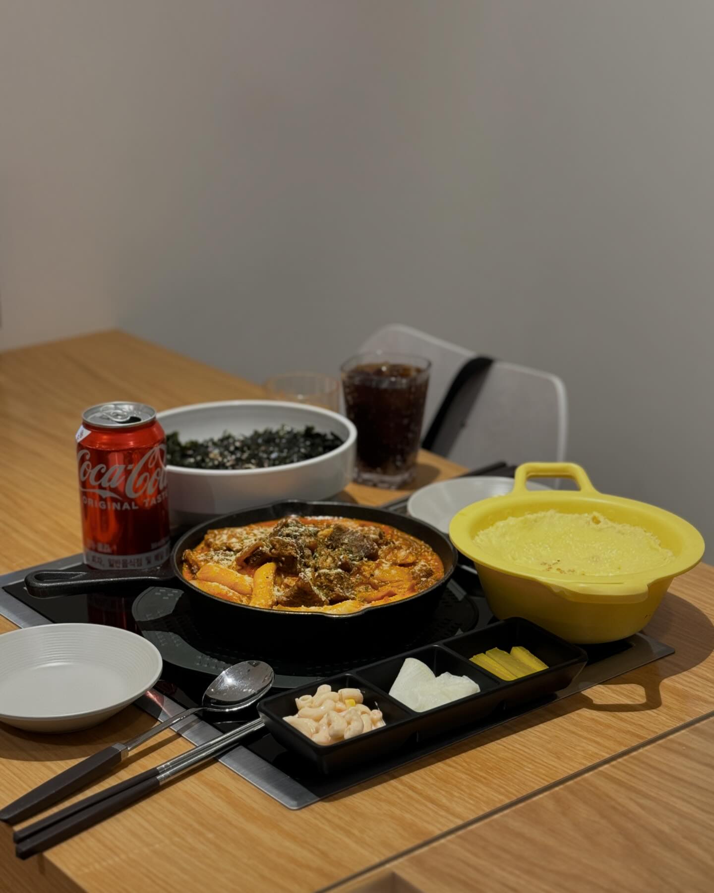 #협찬 meumeoh
주말데이트😋
부드럽게 매코옴한 크림소갈비찜 냠,!
매우매오🔥

매운소갈비찜으로 유명한 강남역맛집 매우매오가 파미에스테이션에도 입점한거 있죠, 파미에스테이션 2층, 하프커피 맞은편에 있어서 뿌시구 왔어요,!

빨간소갈비찜과 크림소갈비찜 둘 다 유명한데 저는 크림소갈비찜으로 참치마요주먹밥, 계란찜, 음료 같이해서 먹었어요,

매운소갈비찜 매운맛은 1~6단계 조절 가능해서 매운맛 초보부터 고수까지 모두 즐기기 부담없어요 
1단계: 순한맛
2단계: BEST추천
3단계: 불닭볶음면
4단계: 엽떡매운맛
5단계: 4단계x2
6단계: 5단계x2 
참고로 크림소갈비찜은 기본적으로 크림소스가 추가되어 맵기단계 설명보다 덜 매워요 전 3단계로 먹었는데 맵찔이인데도 딱 좋더라구요,!

떡이랑 당면 무한리필이 가능하고 모든 메뉴 가성비 좋은 느낌입니다 

해바라기 조명, 나무울타리와 나무스피커장 등, 붙박이의자 등 몰에 들어와있는 매장들 같지 않게 감각적인 인테리어로 트렌디한 느낌이라 기분좋게 식사 마쳤네요, 

매콤한 맛 즐기는 분들에게 추천드려요,
맵찔이들도 도전!!

#매우매오 #고속터미널맛집 #고터맛집 #파미에스테이션맛집 #강남신세계맛집 #소갈비찜