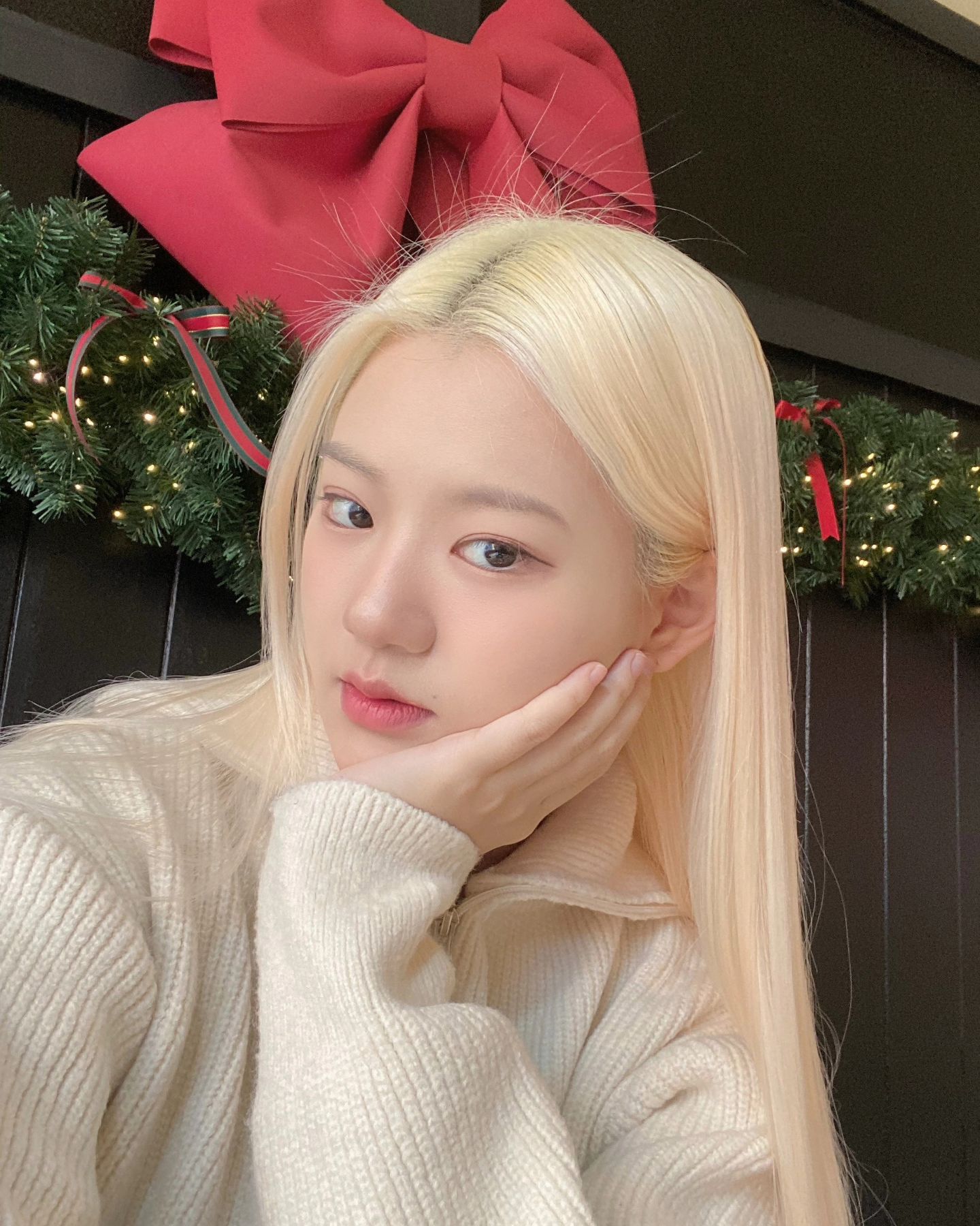 금발로 복귀✨
(핑크머리 올릴 사진 꽤 있긴 하지만..(்▿்)

봄에는 무슨 색을 할까요오..💐

뿌탈과 핑크베이지 탈염으로 색 완벽하게 맞춰주신 미카쌤..💕cconte__mikaa 
복구클리닉으로 머릿결 살리기 완!! 🏥🏥 

노랑꼬무줄로 묶어서 자국나버림..