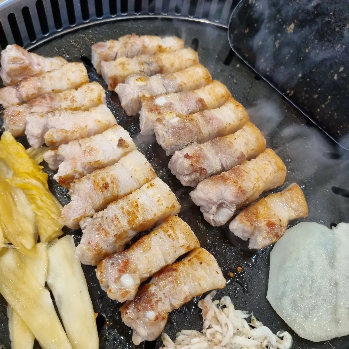 #협찬 #맛찬들왕소금구이위레점

☎️0507-1340-3236
📍경기 성남시 수정구 위례광장로 104 한화 오벨리스크 1029호
▪️주차가능(3시간), 아기의자, 단체가능

맛있는 삼겹살이 먹고 싶어서 점심 먹고 하교한 딸 데리고
위례 중앙광장으로 고고
고기 굽는 재능이 없는 나에게 고기 구워주는 식당 최고👍

입구에 고기숙성실 보자마자 이집은 찐맛집이라는 느낌

반찬 나온거 보니 이미 진수성찬인듯
명이나물, 고추장아찌, 궁채장아찌, 깻잎장아찌
유자무채, 무장아찌, 백김치, 콩나물파채...
흰밥만 있어도 될 분위기에 두툼한 삼겹살 등장

불판 온도까지 측정해서 한점한점 맛있게 구워주고
직원추천 맛조합 4가지 추천까지♡

밥먹고 와서 자긴 고기 안먹는 다는 딸래미는 
왜 1인분 넘게 먹고 있는가 ㅋㅋㅋㅋㅋㅋㅋ

때마침 등장한 돌솥밥에 차돌된장찌개🙊
돌솥밥에는 갓김치가 같이 나온다는거
맛찬들위례 사장님 맛조합 기가 막히게 아시는듯

이제 삼겹살 땡기는 날이면 맛찬들왕소금구이 위례점으로 고고❤

#성남고기집 #위례삼겹살 #위례맛집 #성남맛집 #위례중앙광장맛집 #위례고기집