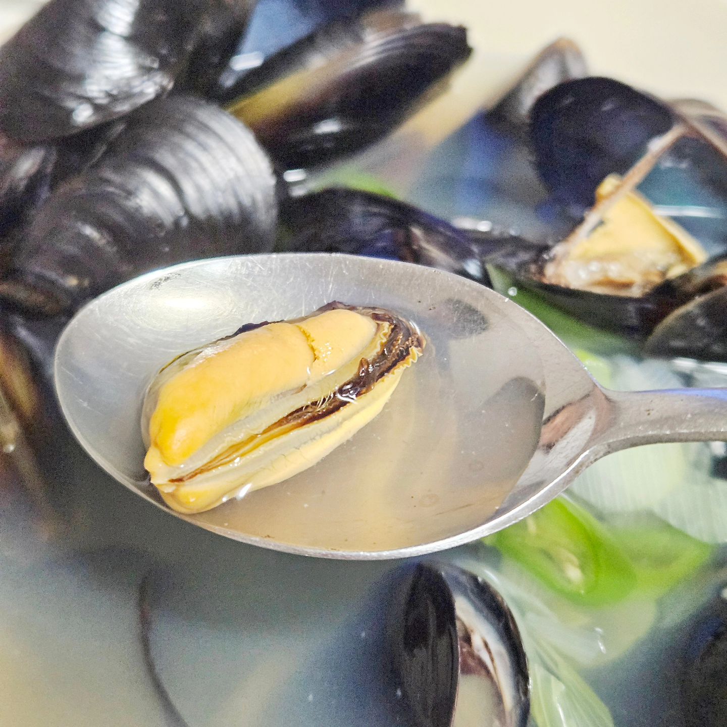 #협찬 맛있게 홍합탕 먹기!!

우리나라의 70%의 홍합생산지는 남해바다라고 하는데 ~
청정지역 남해바다에서 체계적으로 생산해서 판매하는 피홍합을 먹어봤다!!

🌈 홍합탕레시피

1. 실처럼생긴 족사떼어내며 깨끗하게 씻기!!
(손질된 제품이라 씻기 간편)
2. 마늘, 청양고추, 대파 편썰어 놓기 (난 마늘이 없어 간마늘 사용)
3. 물 1L와 청주(소주) 250ml 넣고 중강불로 5분 정도 끓이기
4. 홍합만 꺼내고 불순물이 담기지않게 위에있는 물만 조심스레 새로담기
5. 건져낸 홍합물에 대파, 마는, 청양고추, 미원 작은티스푼 하나넣고 5분간 끓이기 (난 미원 생략)
6. 간을 보고 짜면 물보충, 소금으로 미리 간하지 않기!!
7. 건져냈던 홍합위에 국물담아주면 끝!!

요리초보가 만들기엔 어려웠지만?ㅋ
그래도 해냈다!!
간단하게 1kg씩 포장되어 오니까 좋구만ㅎ
네이버에서 해품홍합이라 검색하면 주야수산 자숙피홍합을 만날 수 있다

👇👇👇 구매링크
https://smartstore.naver.com/juya-susan

#홍합 #자숙홍합 #피홍합 #손질홍합 #홍합요리 #해품 #주야수산