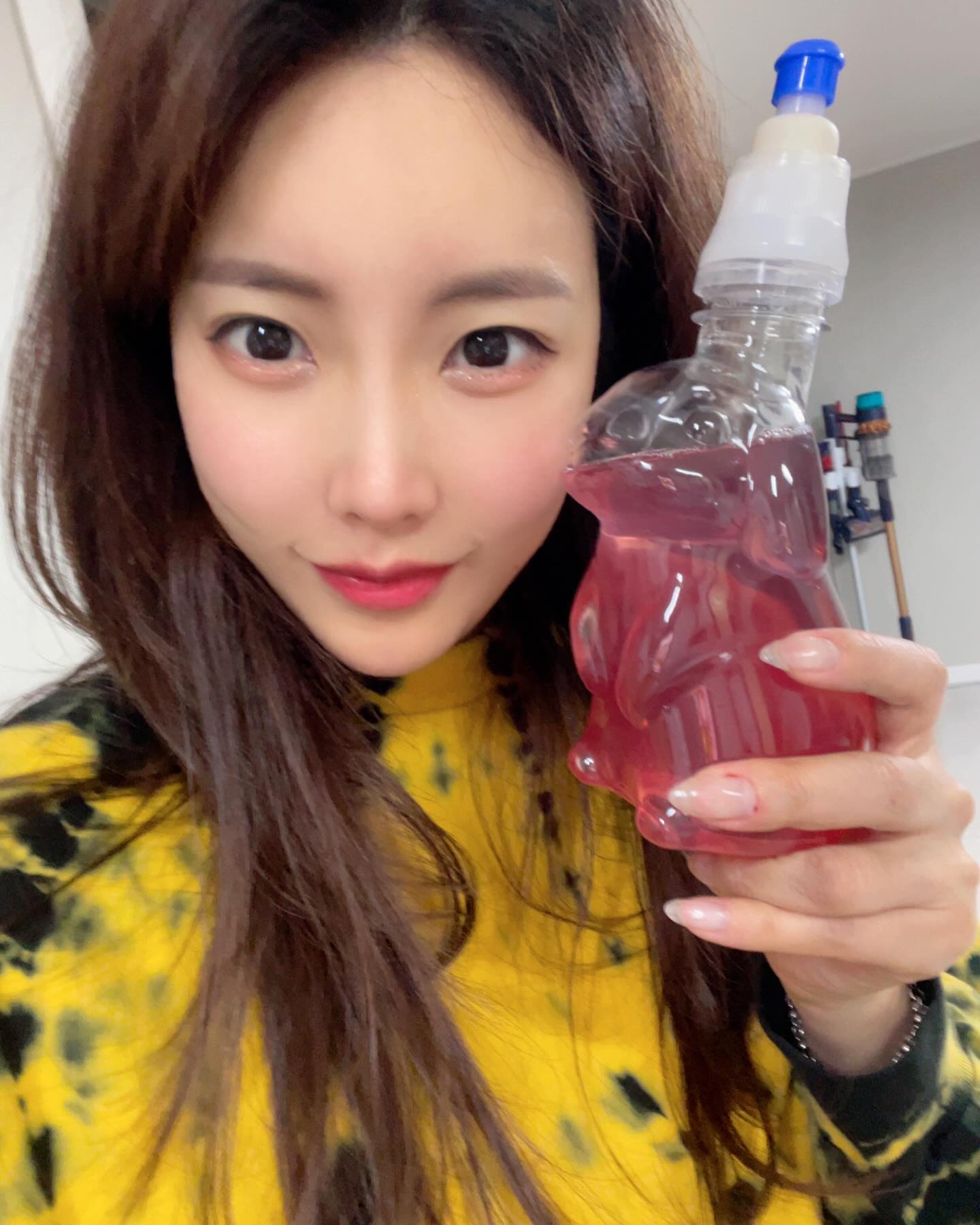 #협찬

유티티워터팝 음료

아이들이 안심하고 먹을 수 있는 음료 ㅋㅋ
나는 아직 아이니깐 내가 먹을테야 !!! 
제가 먹어본 결과 엄마들이 아이들한테 안심하고 먹일 수 있을것 같아여 왜냐면 ,
설탕이 들어가있지 않습니다 !!
설탕이 안들어가 있는데 달아 😍
설탕음료에 적응되어있는 아이들도 정말 맛있게 잘 마실 수 있을것 같아요 
그리리 하나 더 ! 비타민이 함유되어있어 맛있으면서 건강도 챙길수있는 일석이조 👏
마음편히 아이들에게 멕여보아영 ㅋ

#택배의여왕 #아이간식 #유아간식 #어린이음료 #유티티워터팝