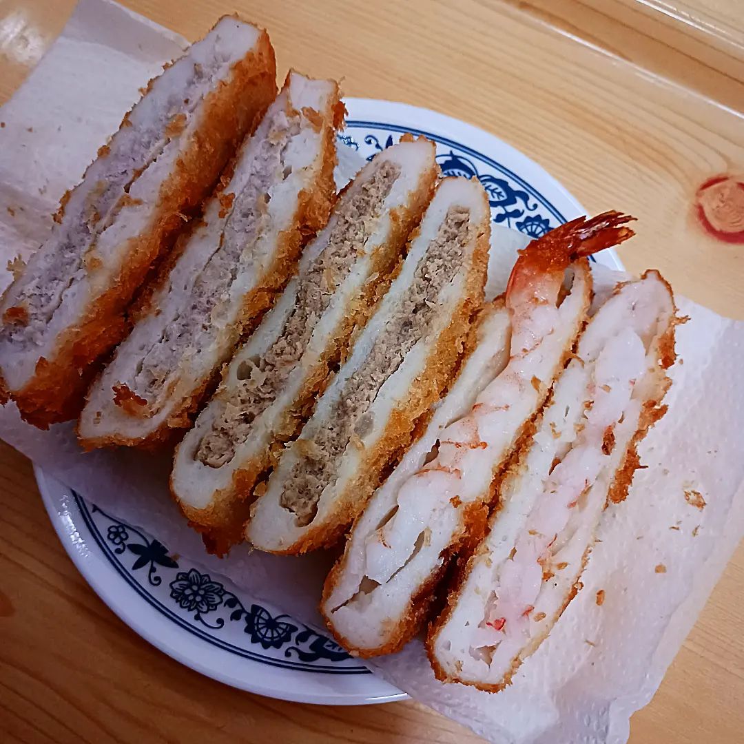 #명품만묵이
.
어묵속 만가지 맛
신선한 어묵속에 돈까스,함박, 새우 들어있고 바삭바삭하게 튀겼는데 색다른 맛이더라구요😊

밀가루가 안들어간신선한 어묵
두 재료가 따로 놀지 않고  잘 어울 리네요😋돈까스,함박이 꽉차 있어서꽤 묵직하구요❤️느끼한맛없이 담백해요. 포장해와서 맥주 안주로도 딱이에용🥰
그냥 먹어도 맛있는데
집에있는 발사믹소스에 찍어 먹어봤는데 맛있었어용😍

마곡역 앞에 있으니 근처에 계신분
드셔보세요.가성비 맛집입니당!!
.
.
.

#협찬#마곡돈까스#마곡역돈까스#마곡맛집#마곡오뎅#강서구돈까스#마곡고로케#마곡역포장#마곡어묵#마곡맛집추천#마곡무인매장#마곡역맛집#서울포장맛집#혼술안주#혼술안주로딱
