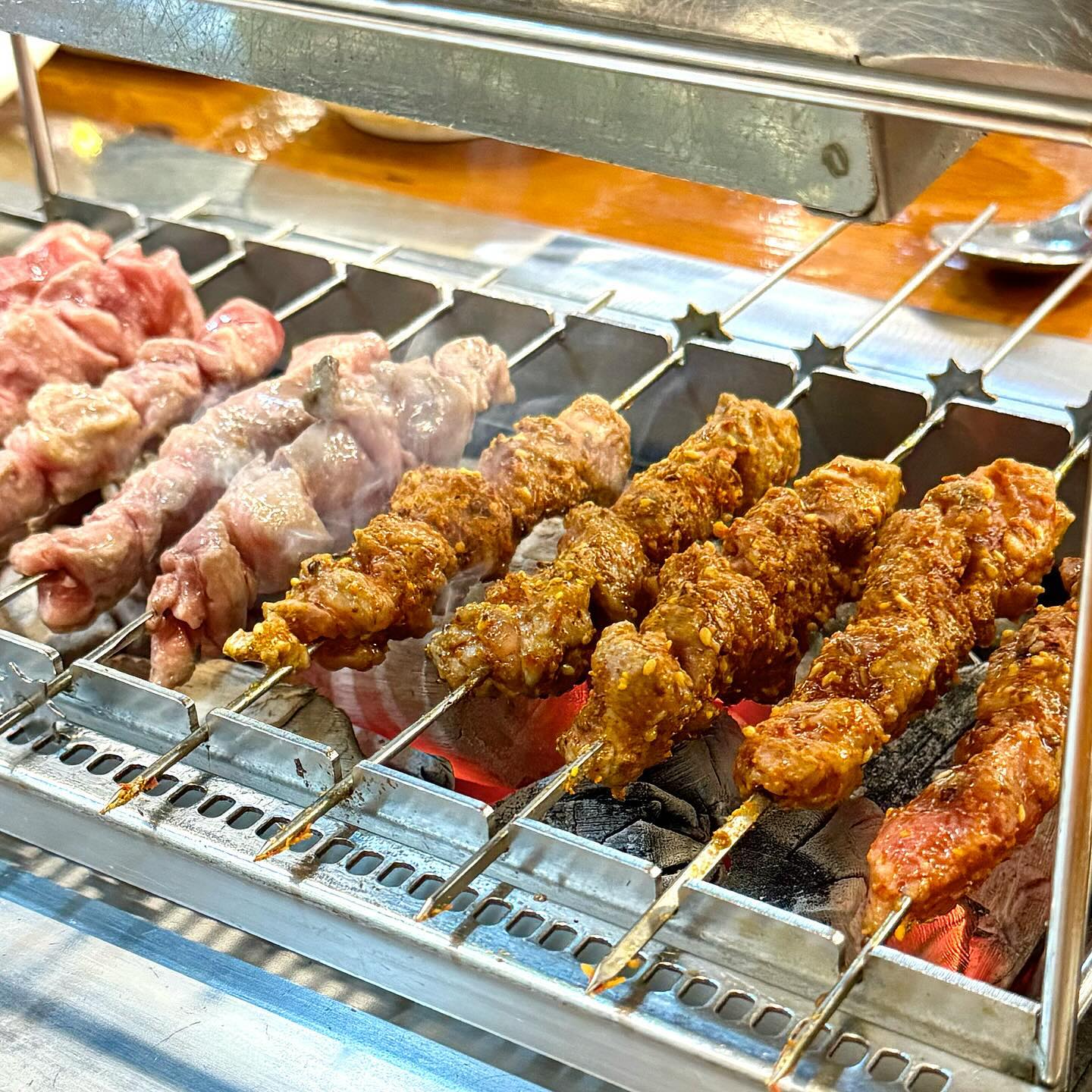 #협찬 생양꼬치 30개는 순삭 가능🤤
올리바바 양꼬치 배곧점
잡내없는 생양꼬치 진짜 순삭 가능해요❤ 세상 맛있는 양꼬치와 다향한 식사류🤤 중국에 온 것만 같은 중화요리 맛집입니다! 저렴한 가격이지만 맛은 보장하는 올리바바 양꼬치👍🏻 온면부터 꿔바로우까지 제 마음을 홀린 메뉴 소개해요!
🌱온면 7,000원
🌱계란볶음밥 7,000원
🌱꿔바로우 18,000원
🌱생양꼬치 14,000원
🌱매운양꼬치 15,000원
✅올리바바양꼬치 배곧점
위치: 경기 시흥시 배곧4로 32-17
영업시간: 12:00 - 24:00 연중무휴
전화번호: 031-319-6616
#배곧양꼬치 #배곧맛집 #시흥맛집 #배곧맛집추천 #배곧중화요리 #먹스타그램 #먹스타 #먹팔 #먹팔해요 #올리바바양꼬치배곧 #올리바바양꼬치 #양꼬치맛집 #foodi