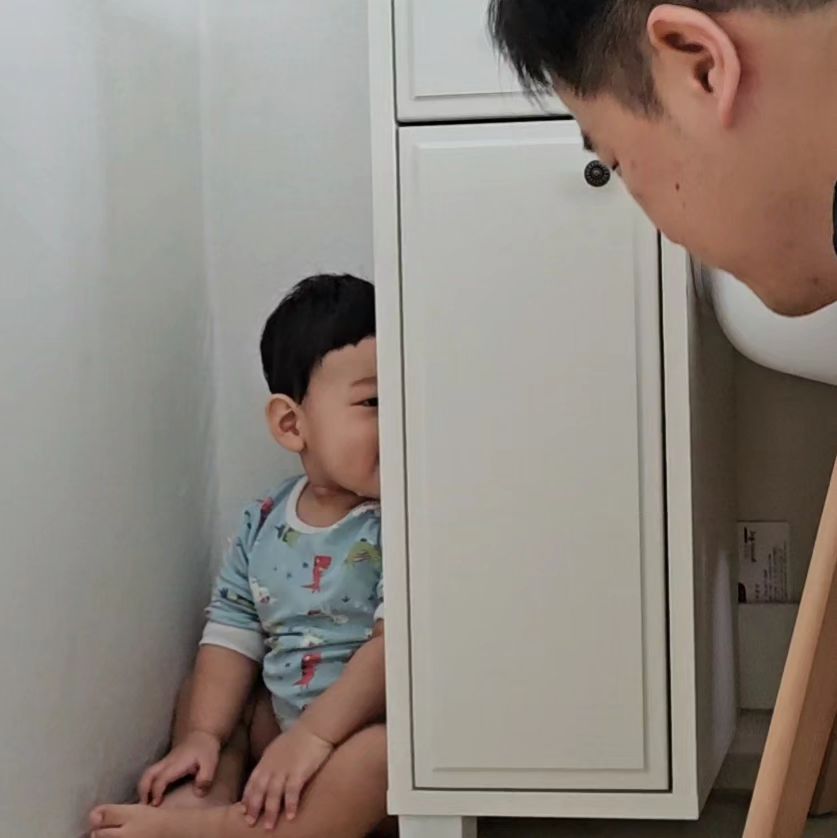 아빠와 #숨바꼭질 👨‍👦
표정 진짜... 느므 귀엽자나😍🫶 

240108 월요일기록

#아빠육아 #아빠랑놀기 #육아동지 
#춘천아기 #춘천맘 #16개월아기 
#꼭꼭숨어라 #숨바꼭질