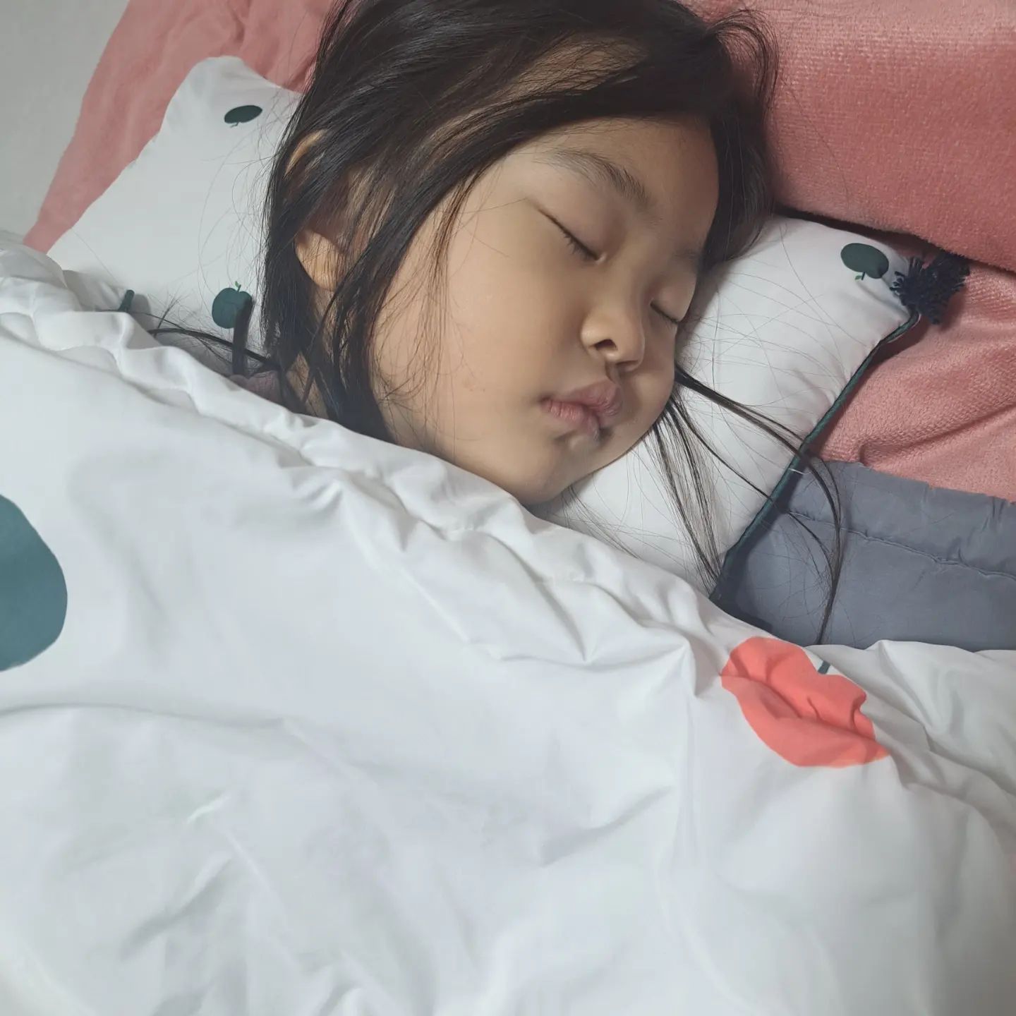나를 세상에서 
제일 사랑해주고 좋아해주는 너♡

빨래 정리 중에
엄마 내 이불이야 
내가 누울꺼야 하더니만
잠들었네...😍
나는 오늘 잠 다 잤네 ㅋㅋㅋ
그래도~~~~

#나도 너 좋아♡
#셋째딸💕