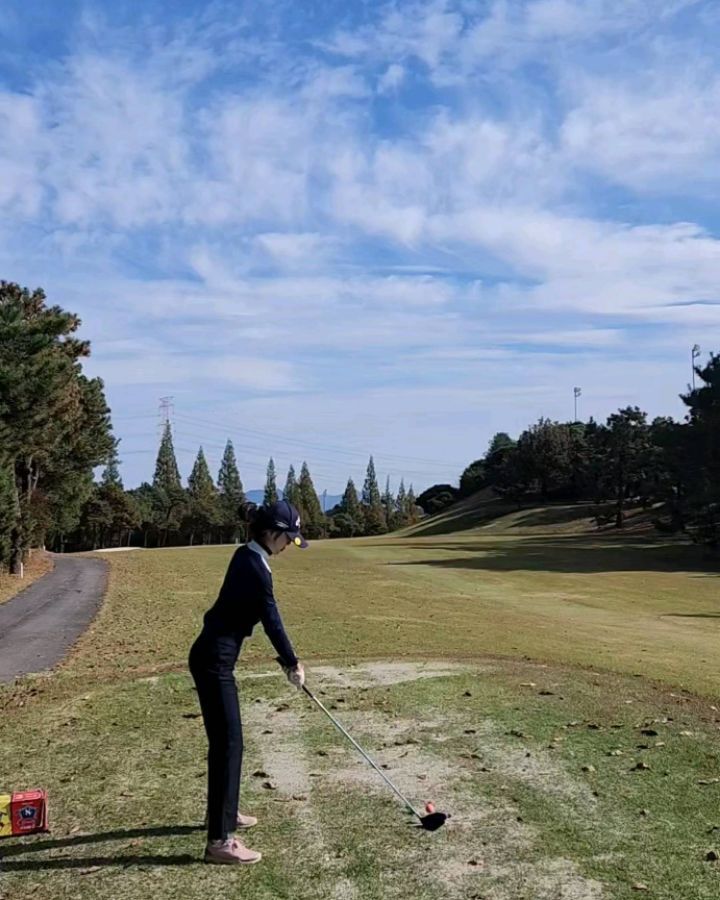 며칠 전 가족들과⛳️ 
전반엔 따뜻하고 공도 잘 맞아서  즐거웠는데 후반 되니 추워져서 집에 가고 싶었다 🥶
오들오들 떨다가 집으로 ㅋㅋ 
벌써 겨울이 두려워 🥴