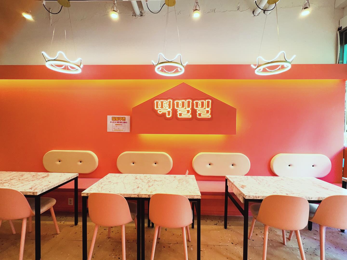 핑크핑크한 인테리어 동백역떡볶이 맛집. 
카페같은 분위기의 분식집. 
떡볶이종류 다양. 
매운맛선택가능. 토핑선택가능. 다양한 사이드메뉴. 
#동백역떡볶이 #동백동떡볶이 #동백역분식 #동백동분식 #떡밀밀용인동백점 #카페같은분식집 #핑크핑크인테리어 #리뷰노트체험단 #체험단후기
