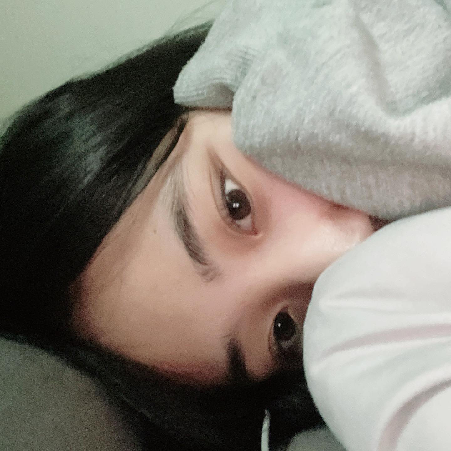 현재 집순이 모드 on 🏠✨ 

몸이 으슬하니 기운이 빠지더라구요 😖
그래서 일어나있다 낮잠 푸욱 자구 
쪼오금 괜찮아 지는중 ..🤍

옆에서 어화둥둥 공주대접해줘서 ㅋㅋㅋ
기분이 아주 좋아졌어요 😗

혹시 현재 저처럼 집에만 있는 집순이 계신가요 〰️😗

# 불똥튈걸 아는지 잘해주네
# 오빠 나 엽떡 먹고싶어