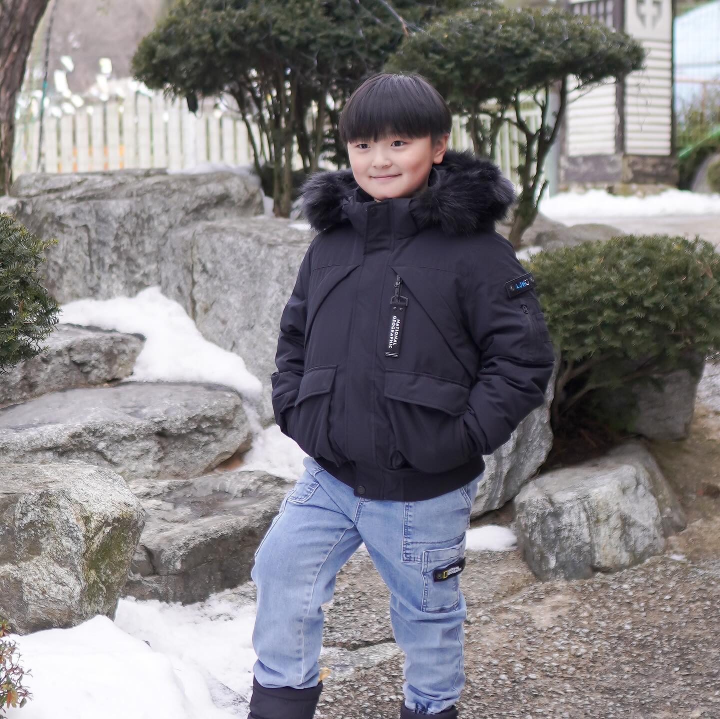 #제품제공 #하기ootd👕 

추워도 #키즈숏패딩 은 포기 못하지!
요즘 낮에는 기온이 많이 올라서
숏패딩 좋아하더라구요🖤

#내셔널지오그래픽키즈 타루가 숏패딩은 
RDS인증 덕다운 충전재와 발열 안감을 적용해서,
보온성을 극대화했답니다!
실제로 이거 입고 나가서 덥다고🤣

보온성은 하기가 인정해요!
발수가공, 방풍기능 소재라서
야외활동할때 딱이고~
성인 타루가 다운과 패밀리룩으로 연출도 가능👌

숏다운이라 활동하기도 좋다죠!
겨울방학 시작되었으니
열심히 놀아보자고~~🎶🎶
 
 
 
✔️
Hari 
135cm / 39kg / 150착용
정사이즈 딱🫶

 
 
#키즈패션 #키즈스타그램
#초등패션 #아들룩 #아들옷
#키즈패딩 #키즈숏패딩 #남아패딩
#패딩추천 #키즈패딩추천 
#아들스타그램 #초등패션 #초등룩
#kidsfashion #키즈패션그램
#내셔널지오그래픽키즈패딩
#타루가숏패딩 #초등스타그램