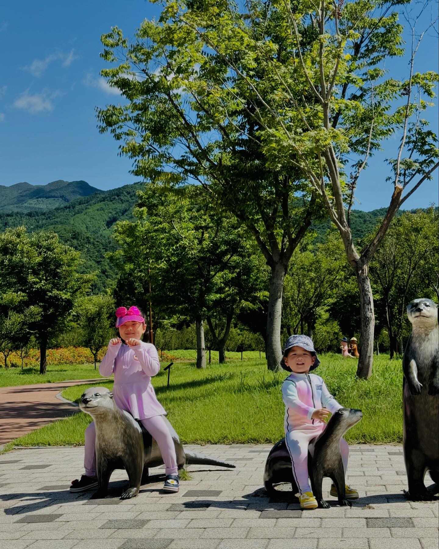 방학5일차

방학전부터 눈여겨보던곳 바로 고고!
오픈런했더니 사람도 없고 애들 놀기 정말 좋았던 곳!
이렇게 좋은데 무료라니! 주차도 무료!👍🏻
단점이라곤 주차장에서 조금 걸어야 한다는것ㅋㅋ

내인생 운전시작한것이 신의 한수ㅋㅋ
나혼자서 애둘데리고 구례!
첨본 누나형아들이랑도 너무 잘놀던 저 넉살 좋은 놈....🤦🏻‍♀️
우리 유유남매 딱 맞춤형으로 너무나 잘 놀았던 물놀이장❤️
원래 계획은 물놀이도하고 전시관도 구경하려했는데 생각보다 길어진 물놀이에 전시관까지 갈 체력을 다 씀ㅋㅋㅋ
걍 집에 가자ㅋㅋ
현실은 카트에 짐바리바리 어깨엔 원터치텐트에 의자두개였지만 태유 넘 잘챙겨주는 우리서유 덕분에 무사히 잘 다녀옴💖
근데... 다시 광주오는길 한시간동안 안자는 너네...무엇이냐...🙄
체력이 점점 좋아지네😳
🤢