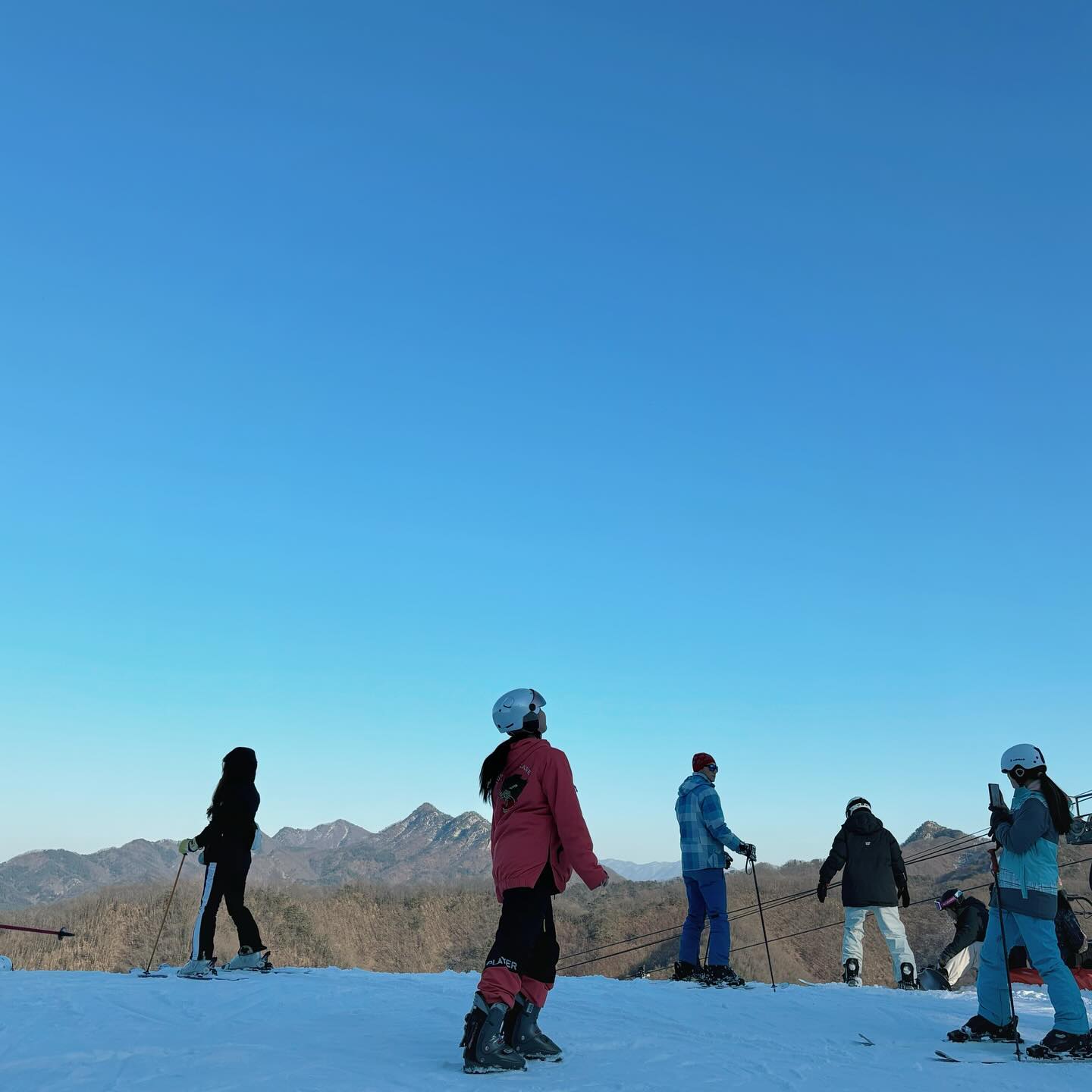 24년 첫 게시물은 스키와함께⛷️ 약10년만에타는데 넘재밌구만
-
-
-
#스키 #겨울스키 #엘리시안강촌
