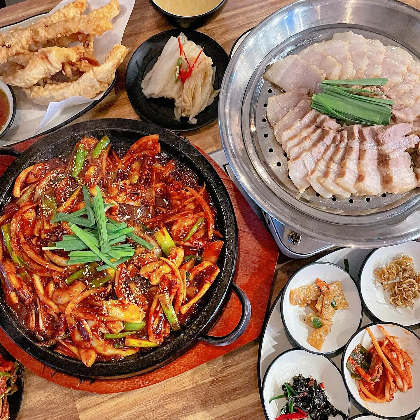 #협찬
🍽️#오적회관 #오적회관발산점 #발산역맛집 

생방송투데이 오징어🦑한상으로 유명한 
오징어요리 전문점 오적회관 다녀왔어요:)

식사메뉴와 안주메뉴가 다채로와
모임장소로 딱🫶🏻

시그니쳐 메뉴인 오적한상은
돌판오징어볶음+꽃삼겹수육+오징어무침+오징어튀김 푸짐한 한상차림 주문✔️

오징어🦑통통하고 신선하니
모든 음식진짜 훌륭하고 맛나더라구요🫠🫠

매일매일 직접 만드는 수제반찬이 무한리필로 제공되고 있어 더더더더 좋앗어요!

가족모임이니 데이트도 좋고
회식하기 딱인 오적회관!
추천드려요🫶🏻

#마곡밋집 #발산맛집 #마곡역맛집 #마곡나루맛집 #리뷰노트