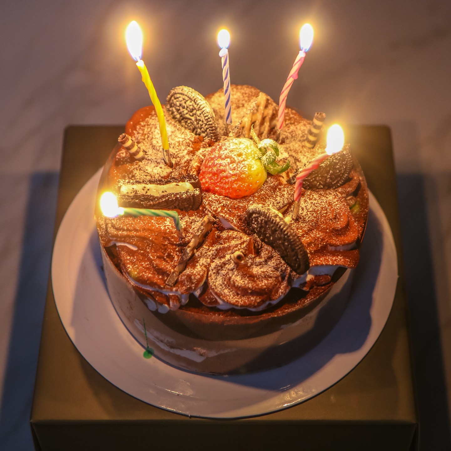 _
🎂 티아라케이크 부평점
🎂 부평문화로80번길 27

이번에 다녀온 매장은 순수하게 케이크가 맛보고 싶어 방문하게 된 '티아라케이크 부평점' 되겠습니다. 최근들어 케이크 가격이 상당히 비싸다는 생각을 하고 있는데 그건 티아라케이크를 알기 전 되겠습니다. 이정도 퀄리티의 케이크를 이 가격에 맛볼 수 있다? 존재 자체 만으로도 너무나 소중한 매장이 아닌가 싶습니다😍

티아라케이크 부평점은 매장 이름에서도 알 수 있듯이 티아라케이크가 시그니처 상품 중 하나 되겠으며 특별한 날을 더 특별하게 만들어주고 이러한 케이크가 함께 한다면 평범한 일상도 특별한 하루로 만들어주지 않을까 생각합니다😊

1단, 2단케이크, 티아라케이크, 마카롱 등을 쇼케이스에서 확인 할 수 있었으며 생일초, 파티왕관, 안경, 비누꽃, 토퍼 등 파티 관련 용품도 다양하게 준비가 되어 있어 필요에 따라 구매를 할 수 있겠습니다😘

그리고 또 하나 티아라케이크 부평점이 특별한 점이 있는데 바로 세상에 딱 하나뿐인 나만의 케이크 만들기 세트를 구입 할 수 있다는 점 되겠습니다. 내가 직접 만든 케이크를 선물하고 싶다? 그럼 티아라케이크로 방문을 하시면 되겠습니다. 또한 유치원, 어린이집 등에서 만들기 재료로 단체 주문을 해도 좋을 것 같다는 생각이 들었습니다😂

주문제작케이크도 취급을 하고 있으니 관련 시안, 포트폴리오를 보고 싶으신 분들은 티아라케이크 부평점 인스타그램 계정을 확인해보시면 좋을 것 같고 자신이 원하는 디자인이나 시안이 있다면 사전에 미리 상담 및 조율을 하시면 되겠습니다😍
.
.
.
.
.
.
.
.
.
#티아라케이크 #티아라케이크부평점 #부평케이크 #부평역케이크 #부평주문제작케이크 #케이크주문제작 #인천주문제작케이크 #부평시장역케이크 #부평동케이크 #생일케이크 #주문제작케이크 #케이크맛집 #부평역맛집 #부평시장역맛집 #부평동맛집 #맛집블로그 #맛집블로거 #오늘뭐먹지 #케이크만들기