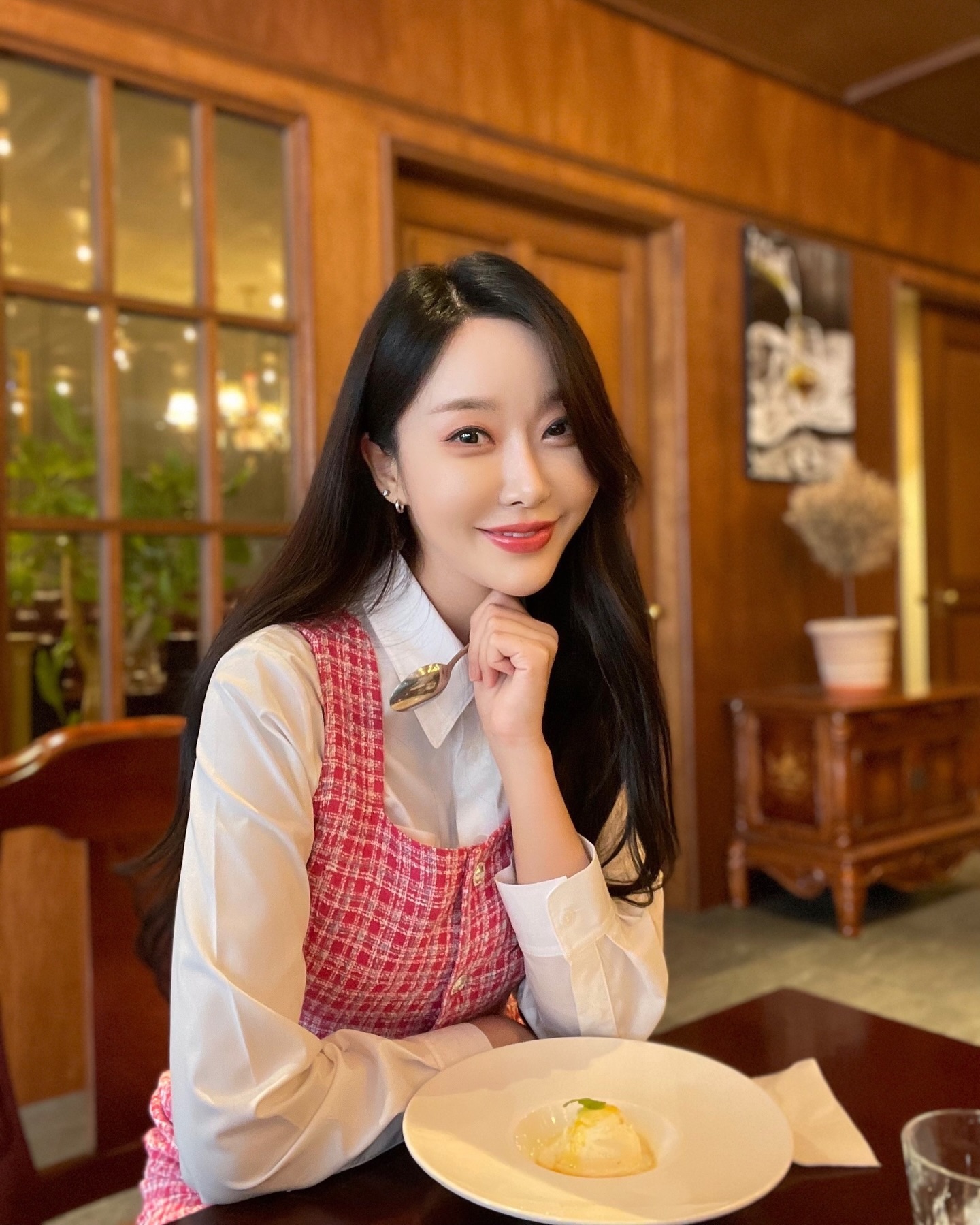 주블리들 오늘 저녁에 뭐 먹었엉? 
🚀는 #어거스트힐방이점 에서 티본 세트 완전 푸짐하구 맛있게 먹구 왔엉😋 
어거스트힐은 앤티크한 분위기와 합리적인 가격의 스테이크, 파스타, 라이스를 즐길 수 있는 양식 전문 아메리칸 스테이크하우스인데 
인근에 석촌호수랑 롯데타워가 있어서 데이트 코스에 넣기도 참 좋은 레스토랑이야~ 
🚀는 식사하구 롯데뮤지엄 가서 전시까지 알차게 보구 왔지~ 헤헤 
여기에 석촌호수까지 한 바퀴 돌면 완전 최곤데 오늘 너무 더워서 패스 ㅎㅎ 

#어거스트힐잠실 #잠실맛집 #잠실데이트 #방이맛집 #방이동맛집 #롯데타워맛집 #석촌호수데이트 #잠실스테이크 #데이트명소 #방이동먹자골목