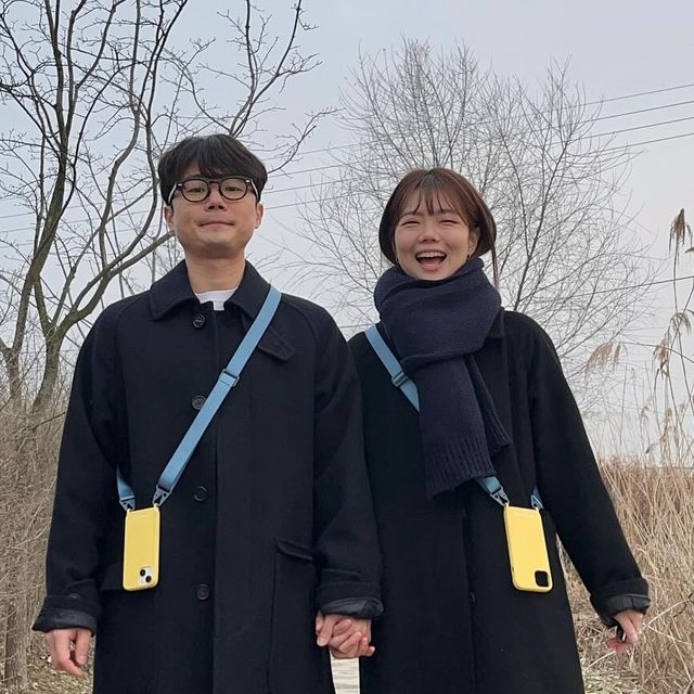 바그냥이와 리중기의 쀼룩 on Instagram: "#광고 @phonecklace_kr 에서 보내주신 커플 케이스 ,스트랩! 오자마자 둘이 계속 쓰구있는데 막상 사진 찍으려니.. 한사람은 폰없이찍어야함..😞 생각보다