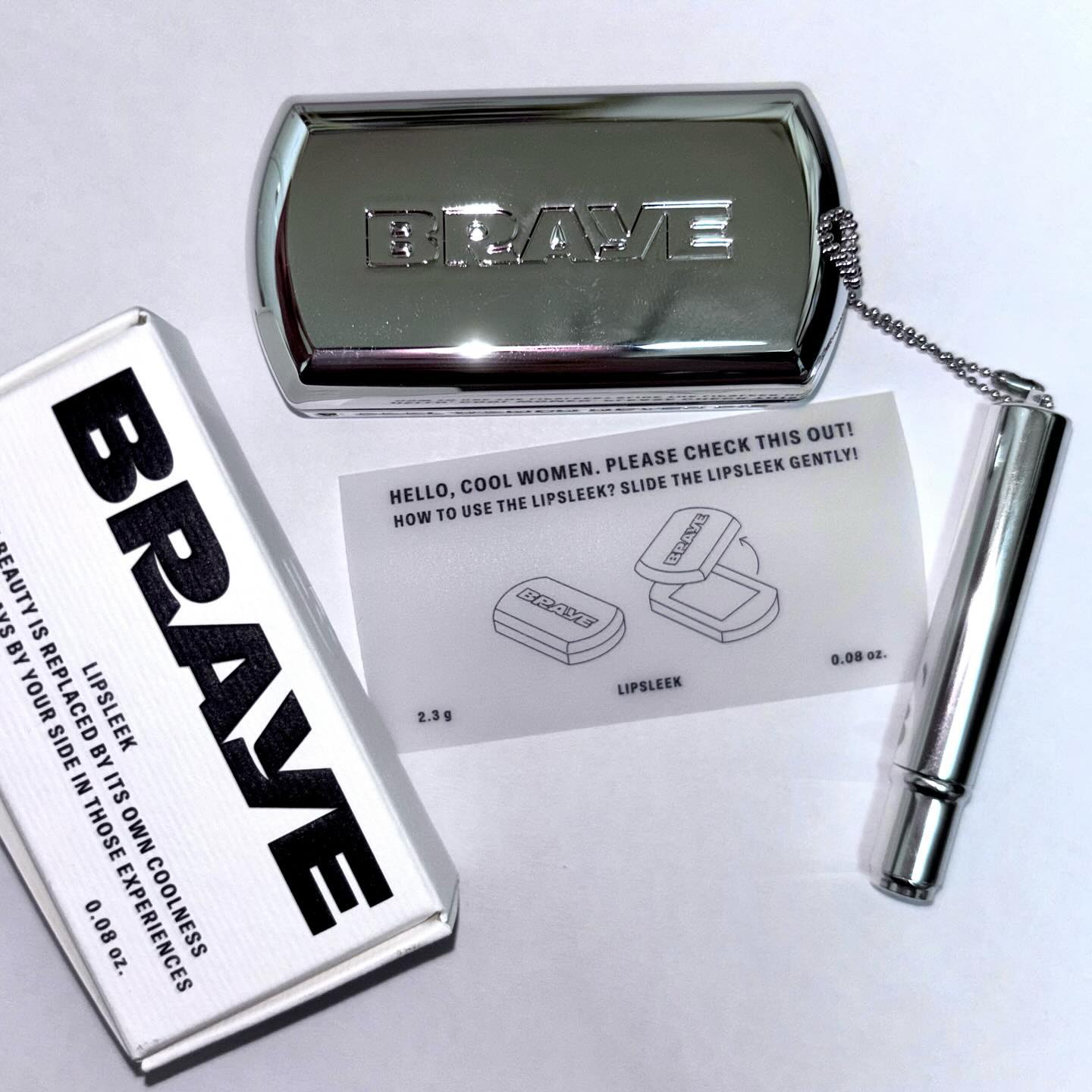 #협찬 braye.official 
COOL WOMEN NEVER DIE
[ 멋진 여성은 죽지 않는다 : 멋진 사람의 정신은 변치 않는다 ] 는 브랜드 가치관을 슬로건으로 하는 BRAYE 브레이의 립슬릭💄

립과 치크에 모두 사용가능한 제품으로 슬라이딩 용기에 담긴 슬릭한 오브제 형태에 스트랩 욘결도 가능해서 휴대하기도 너무 편해요🩷

색상도 10가지로 다양한 연출이 가능해요! 발림성도 부드럽고 아데노신+사과씨오일이 함유되어 있어 립 컨디셔닝 케어 기능(주름 개선 기능성)도 있어요🧏🏻‍♀️
손으로 사용할 때의 불편을 덜고 싶은 경우 함께 발송드린 포켓립 브러쉬를 키링처럼 걸어 활용 가능하답니당!!

브레이가 제안하는 러프뷰티 문화는 [과하게 공들이지 않고도 멋지게 아름다움을 표현]하는 방식이라 기존 메이크업 문화에서 더 힘을 빼고 부담없이 즐길 수 있을 것 같단 느낌이 들어요!! 손을 이용해 톡톡 립과 치크에 두드리기만 하면 내추럴하게 공들이지 않고도 멋진 러프뷰티 메이크업이 가능하답니당🫶🏻

[아름다운 모든 것을 가장 멋지게] 표현할 수 있는 러프뷰티 제품들이 지속적으로 출시 될 예정이니 많관부✨
_
#브레이 #립슬릭 #립앤치크 #립앤치크밤 #립밤