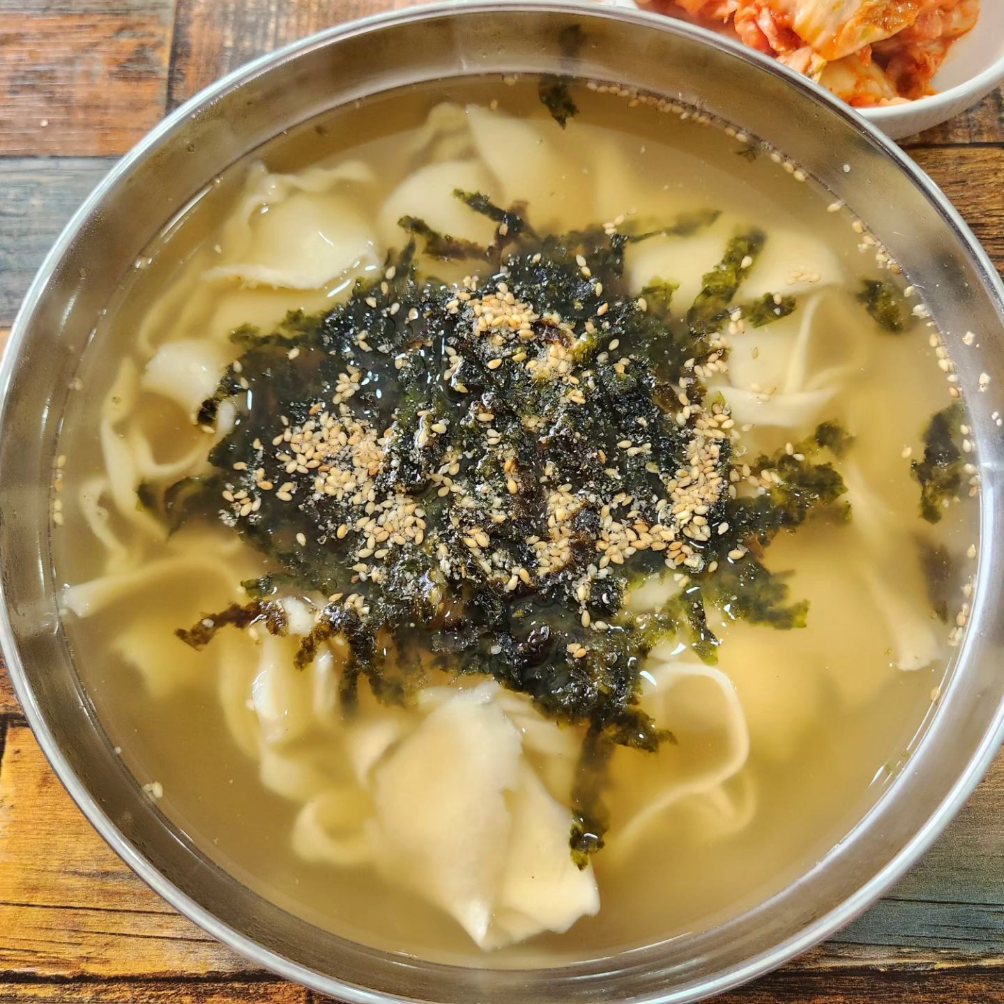 ⠀
정왕동 한밀손칼국수
강풍주의보랑 잘 어울리는 칼국수
진한 멸치육수에 보드라운 면과 수제비
남펴니 꼭 먹여보고싶은 외근 맛집
⠀
⠀
⠀
⠀
⠀
⠀
#정왕동맛집