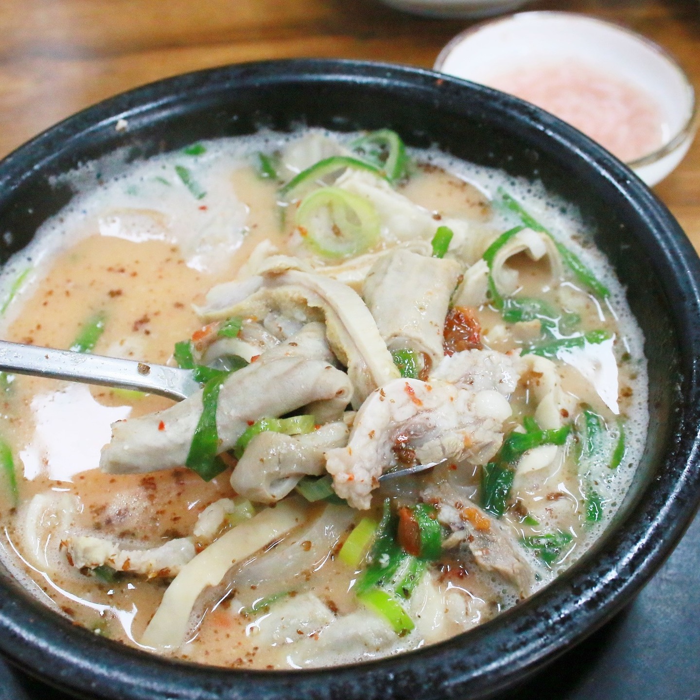 📍 신의주찹쌀순대 양주백석점 신규매장!
🍲 가마솥밥 순대국 & 찹쌀순대 맛있는 후기 🥢

요즘처럼 쌀쌀한 날씨엔
따뜻한 국물 요리가 정말 간절하잖아요? 🥶

제가 다녀온 신의주찹쌀순대 양주백석점은 올해 새로 생겼어요!
진~한 국물과 쫄깃한 찹쌀순대의 매력으로
마음까지 따뜻하게 채워주는 곳이었어요! 🥰

🔥 가마솥밥 순대국, 진한 국물의 깊이
첫 숟가락부터 느껴지는 진한 사골 육수의 풍미!
뜨끈한 국물 한입에 속이 확~ 풀리더라고요. 🥄

🙌 국물 맛은 깔끔 & 담백
느끼함 ZERO!
은은한 멸치향과 깊은 고소함이 입안 가득 퍼졌어요.

여기에 취향껏 들깨가루🥛, 다진 양념🌶️ 넣으면
더 풍성한 맛을 즐길 수 있답니다!

🍚 가마솥밥으로 완성된 한 끼
밥맛이 이렇게 특별할 수 있나요? 😮
갓 지은 가마솥밥은
밥알 하나하나가 살아있어 정말 고소하고 맛있었어요.

뜨끈한 순대국에 밥 한 숟갈 넣어
한입 가득 떠먹으면? 👉 행복 그 자체! 💯

✨ 찹쌀순대의 쫄깃한 매력
신의주찹쌀순대는 정말 특별했어요!
쫀득쫀득한 식감은 물론,
안에 꽉 찬 찹쌀과 당면이 고소~한 맛을 더해줬답니다.

양념장에 살짝 찍어 먹으면
짭조름함이 더해져 또 다른 매력을 느낄 수 있어요!

💡 추천 포인트
✔️ 국물, 밥, 순대까지 완벽한 조화
✔️ 몸과 마음이 따뜻해지는 정성 가득한 한 끼
✔️ 깔끔하고 넉넉한 양으로 대만족!

이 모든 걸 단돈 한 그릇에 담아낸
신의주찹쌀순대 양주백석점 강추드려요! 😋

다음엔 친구들이랑 꼭 다시 오고 싶은 맛집이랍니다.
여러분도 이번 주말, 따뜻한 한 끼 즐겨보세요! 🥳

#신의주찹쌀순대 #양주백석맛집 #순대국맛집 #찹쌀순대 #가마솥밥순대국 #순대국 #신의주뉴버전매장 #가맹모집 #창업모집