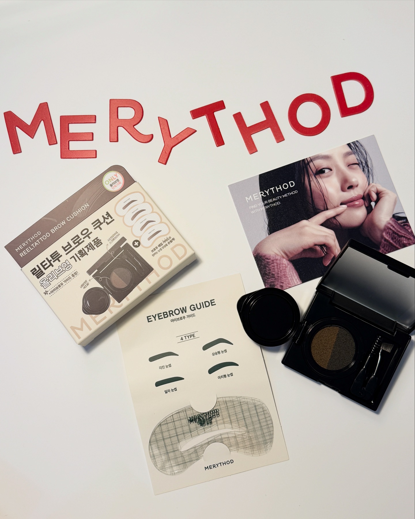merythod_official #광고

#메리쏘드 에서 보내주신 #릴타투브로우쿠션 !

쿠션형태의 브로우로 리퀴드-투-파우더리 제형으로 뭉침없이 소프드하게 발리고, 밀착되어 지속력이 높은 제품인데요.

두 가지 컬러로 내추럴브라운은 밝은 브라운 헤어에 어울리는 색상,
다크브라운은 딥 브라운 헤어와 자연모에 어울리는 색상이라 눈앞머리 눈꼬리 뿐만아니라 헤어라인, 애교살에도 다양하게 쓸 수 있었어요. 

<사용방법>
STEP. 01
사선 브러쉬에 내용물을 적당량 취한 후 브로우 라인을 잡아 줍니다.
STEP. 02
스크류 브러쉬에 내용물을 적당량 취한 후 눈썹 결 방향으로 빗어 줍니다.

*아이브로우 가이드가 내장되어있어 쉽게 그릴 수 있어요!

듀얼 브러쉬 내장으로 눈썹컬러링부터 결 정돈까지 한번에 할 수 있는 #브로우쿠션 을 찾으신다면 #올리브영 에서  #merythod !

12.01~12.07 기간에는 #올영세일 기획세트로 만나보실 수 있어요 🖐️

#올리브영과함께 #아이브로우 #메이크업 #아이브로우쿠션 #kbeauty #eyebrows