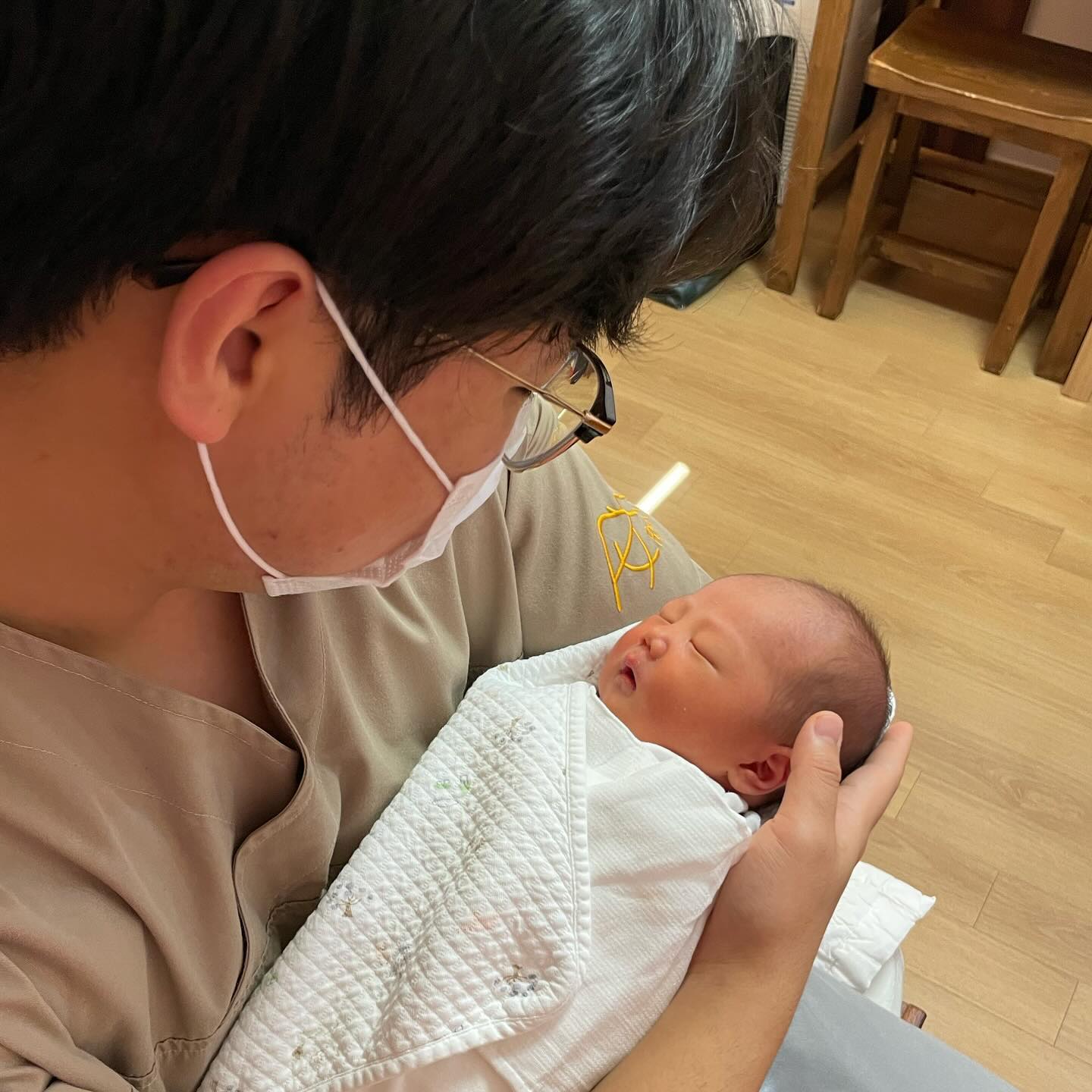 아빠랑 첫 모자동실🤍
섭보는 처음 안아보는 다온이🍀

모자동실 1시간 남기고 나는 마사지 갔는데 둘이서 스킨투스킨도 하고 사진도 찍고 좋은 시간 보내셨다고..🫶🏻

#용띠맘 #청룡띠 #청룡띠맘 #다온🍀 #신생아 #신생아그램 #도치맘인스타그램