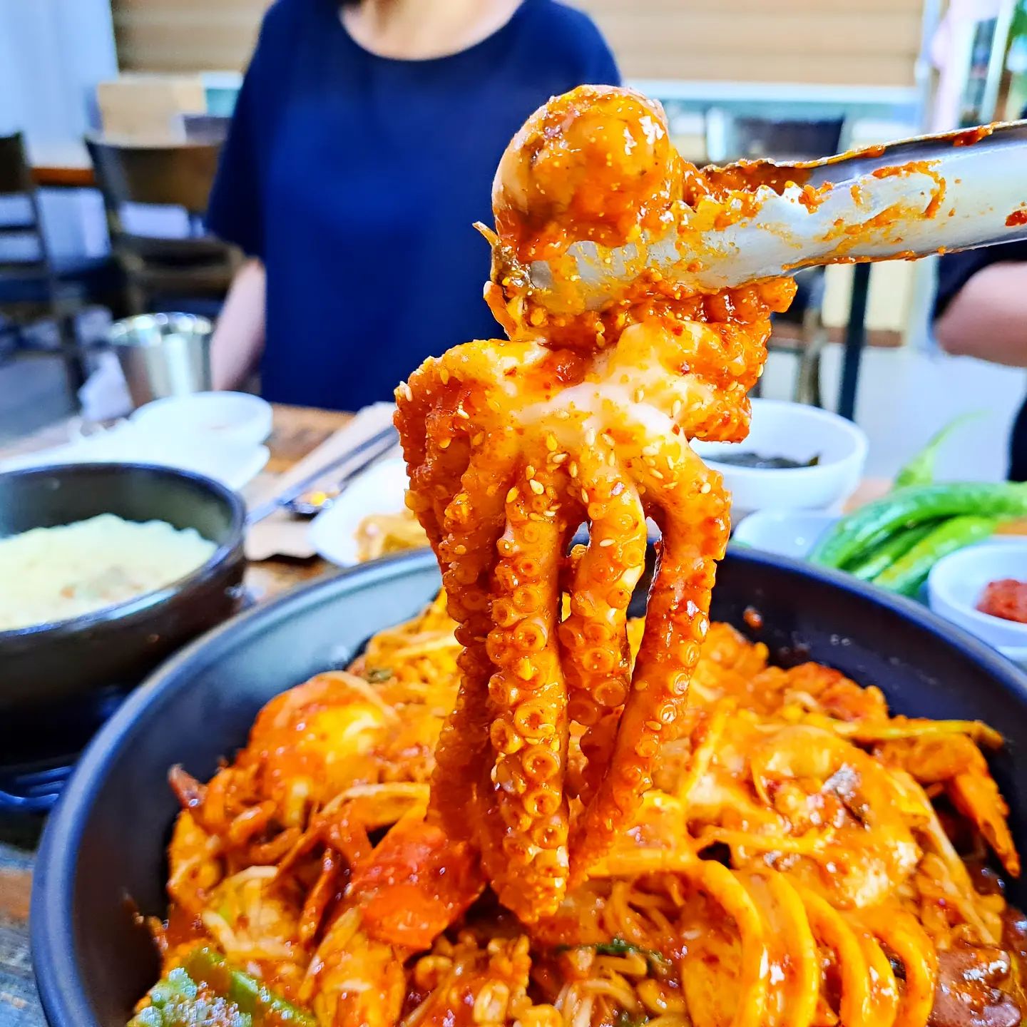 #부천해물찜 맛집 다녀왔어요
이렇게 비가 오락가락하니 화끈한 음식이 먹고싶어서 다녀왔는데 완전 동네에 숨어있는 맛집이었다뉘!!

매운맛 조절 가능해서 약간 맵게 주문해서
매콤하다 하면서 스트레스 풀며 맛나게 먹기 딱 좋다는

게다가 점심엔 알탕, 해물탕 쭈꾸미돌솥등 
만원의행복 메뉴들도 있으니 울 동네에도 생겼음 좋겠다하며
맛있게 먹고 왔어요
담에도 근처가면 또 들려야지~

#마라도아구찜 #마라도아구찜부천점 #부천맛집 #부천해물찜맛집 #부천점심맛집 #원종역맛집 #부천오정동맛집 #부천회식장소 #부천가족외식장소 #부천아구찜