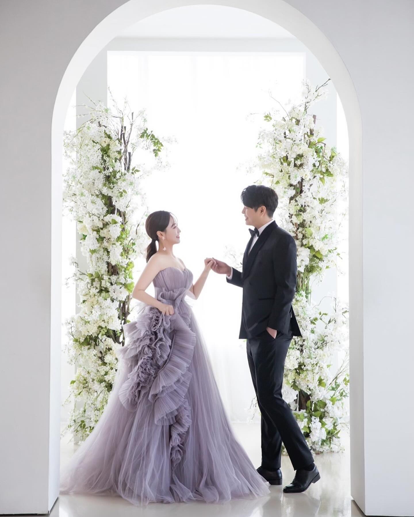 결혼한지, 
벌써 1년이라는 시간이 훌쩍 지나버렸네요..🫣

결혼기념일도 생기구,
서로 다 처음인 우리

항상 불안했던 나를,
한결처럼 날 봐주는 우리오빠
이래서 매번감동이고 더잘해줘야겠다는 생각만 드네요😳

매번고맙고 사앙해🥳
지금처럼 더 행복하자
내가더 노력하고 잘할게 

행복하게해줘서 감사합니둥😁❣️

오빠 우리 쉬는날 부부의 날 이더라 ㅋㅋㅋ 😂👍