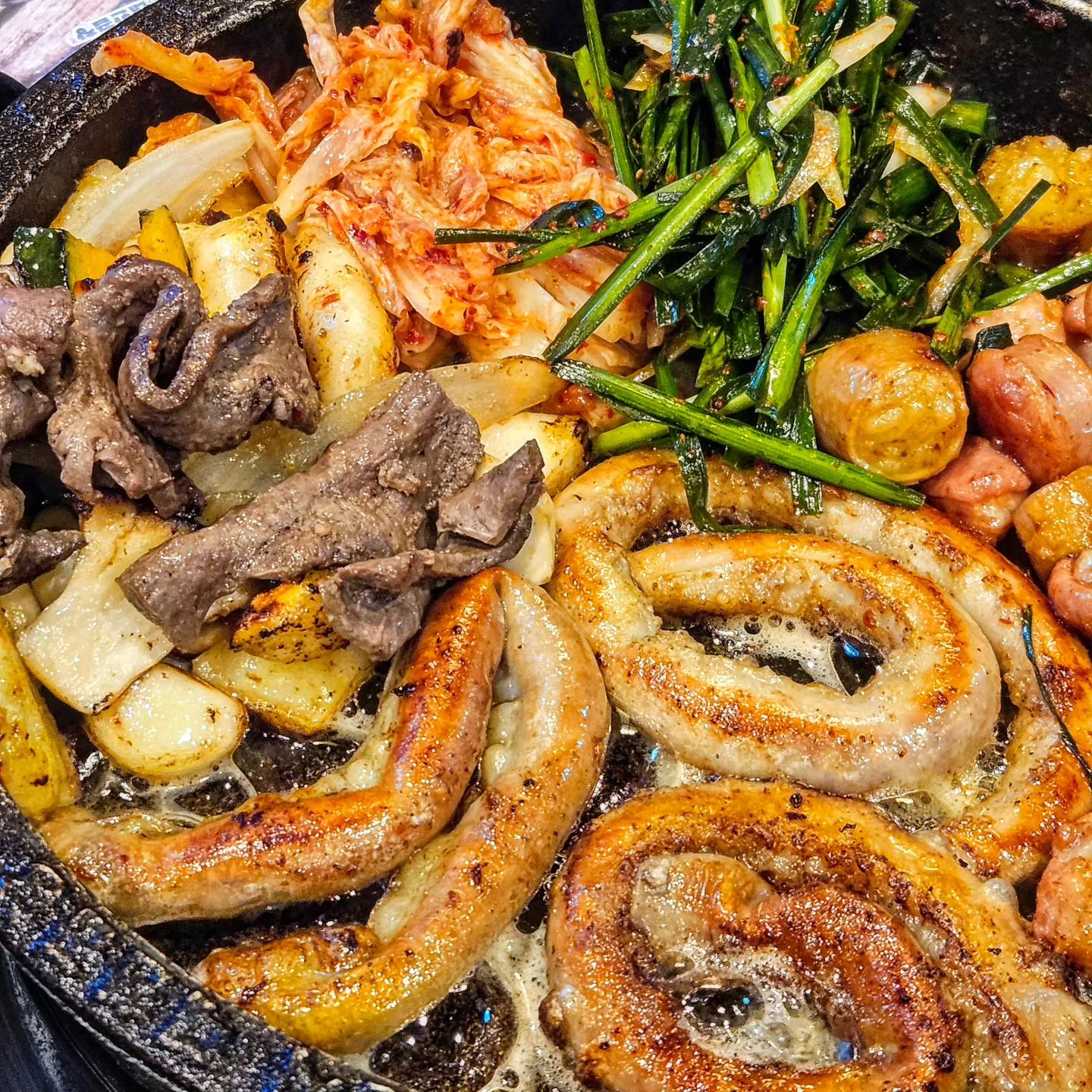 #논산오거리맛집
#군자대한곱창논산점
#모듬곱창 #양대창볶음밥

김장하고 씻고 한숨 자고 일어나서 대한곱창 👍
양대창볶음밥까지 야무지게 뿌셧다~

* 두번째 영상에 살짝 들리는 노래 제목 아시는분 🫣

#곱창직먹직찍 #소곱창 #곱창 #먹스타그램 #대한곱창 #군자대한곱창 #논산취암동맛집 #취암동 #취암동맛집 #먹스타 #직먹직찍