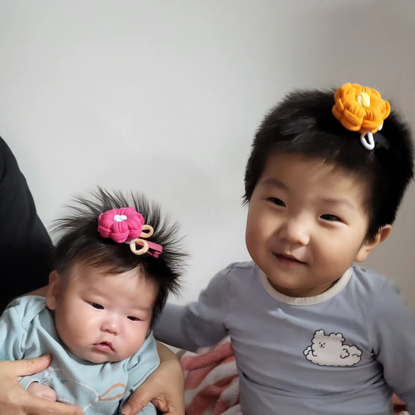 이겸 + 910 
이재 + 88

겸이가 먼저 봉투 안에 있던 머리핀 꺼내달라고해서 머리에 꽂아달라고🤣
이재한테도~

🤍🩷🧡 너무 귀엽잖아 🧡🩷🤍