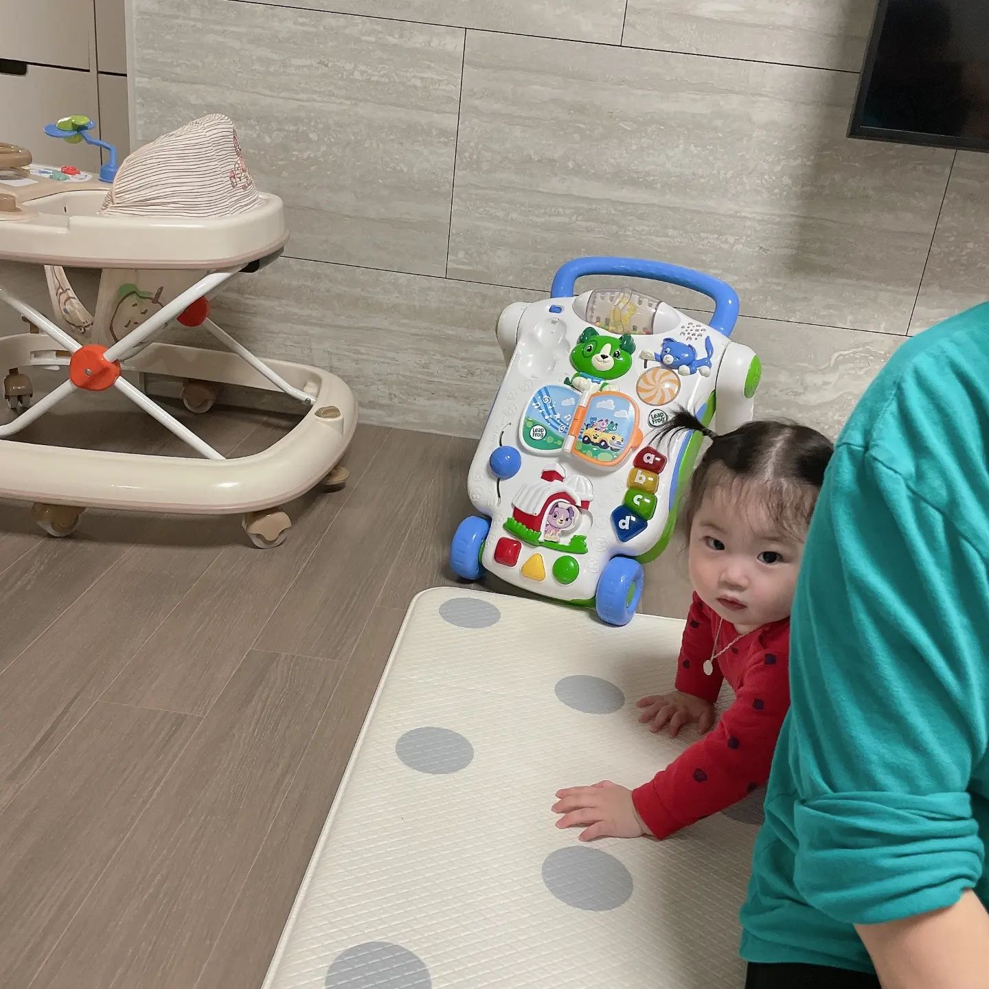 둘째는사랑이예요😍
아빠랑 똑닮아서는 엄마가 최애 ㅋ.ㅋ
언니가 엄마랑있으면 바로 질투하는 질투쟁이
초초초초초초초초귀염둥이👶🏻

얼집에서도 담임선생님이 짝지안아주면
바로 기어가서 잉잉거리고 선생님차지한다는 너🤣

#다니뽀👶🏻❤ #돌쟁이 #예쁜아기
