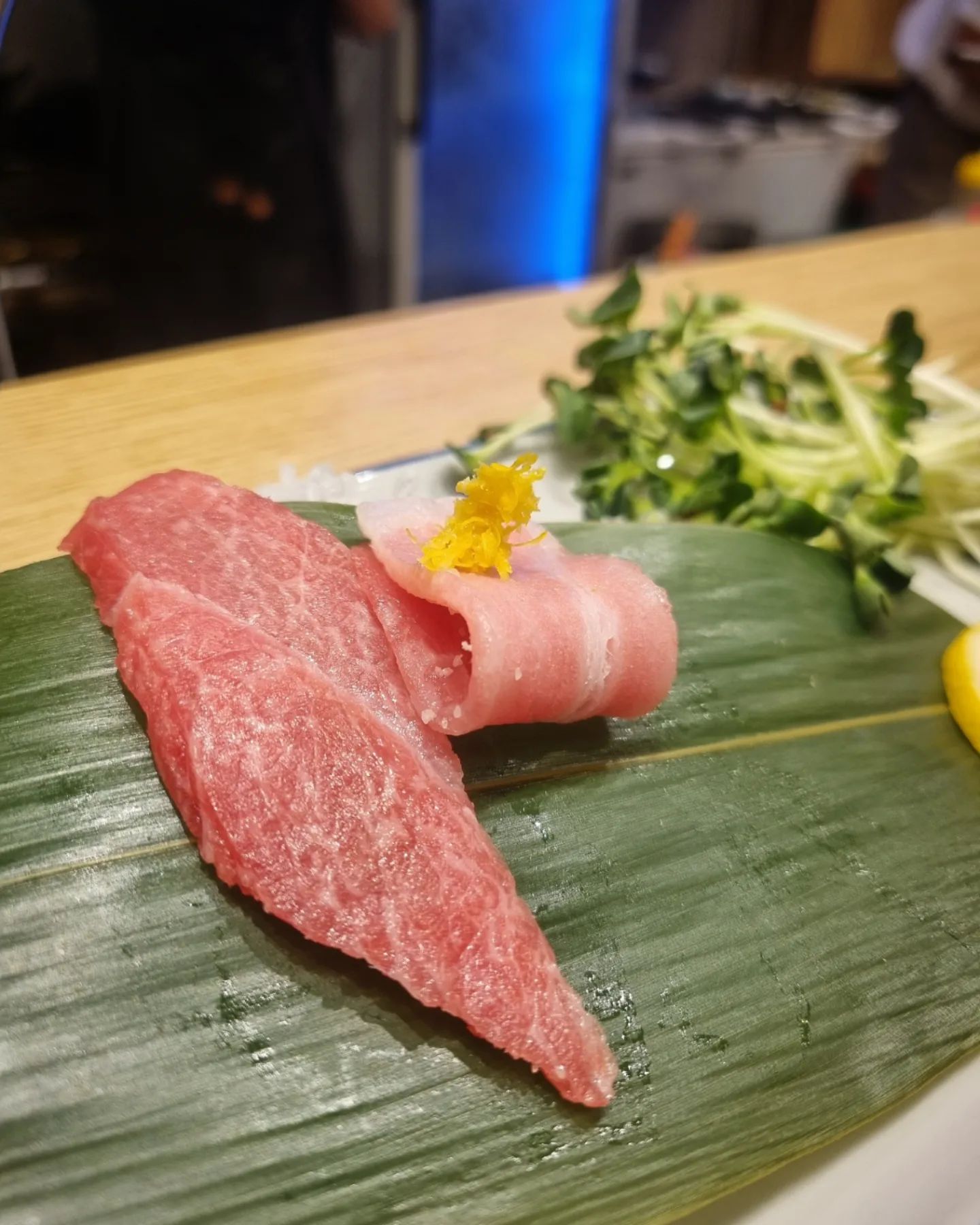#협찬 #착한참치둔산점
🩷오빠랑 #참치맛집 데이트

우리는 오복통 세트를 주문했는데
딱 좋은 식감과 온도의 참치가 나와서 기분 좋게 먹었다.

🐟눈다랑어 속살, 등살, 배꼽살, 황새치 뱃살
참다랑어 중뱃살 등등
내주시는 순서도 좋았고
먹는 방법도 친절히 알려주셔서 너무 좋았음!

🍋특히 레몬을 간장에 담궜다가 붓처럼 쓰는 방식을 알려주셔서 느끼할 수 있는 참치를 산뜻하게 먹을 수 있었다.

🥗사이드 음식도 끊기지 않게 계속 주시는데
음식 퀄이 어지간한 고급 일식집급이었음!
담백한 참치죽을 시작으로 시그니처인 참치모양 수제양갱까지
완벽한 코스 한 상이었음ㅋㅋ
특히 전복와사비무침이랑 후토마끼 대존맛🩷

방문포장은 30% 할인이니 담엔 포장이다🐟

🐟 착한참치 둔산점
🏠 대전광역시 서구 둔산남로85
📞 042-331-8543
🅿️ 지하주차장&

#흑어멈 #대전맛집 #대전둔산동맛집 #대전둔산동참치 #대전시청맛집 #대전시청참치 #대전참치회 #둔산동참치회
