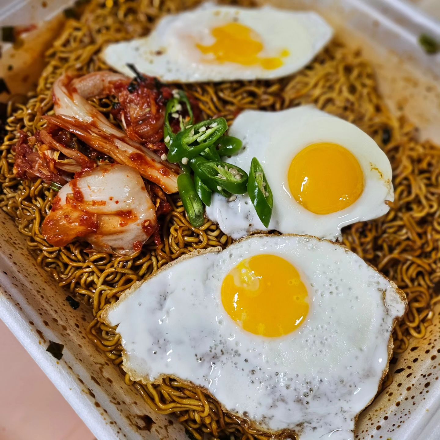 #점보라면 #공간춘쟁반짬짜면🍜 

도시락 점보라면은 한톨안땡겼는데
군대PX꿀조합은 못참지!
몬지 세상궁금

#공간춘맛있다🤎