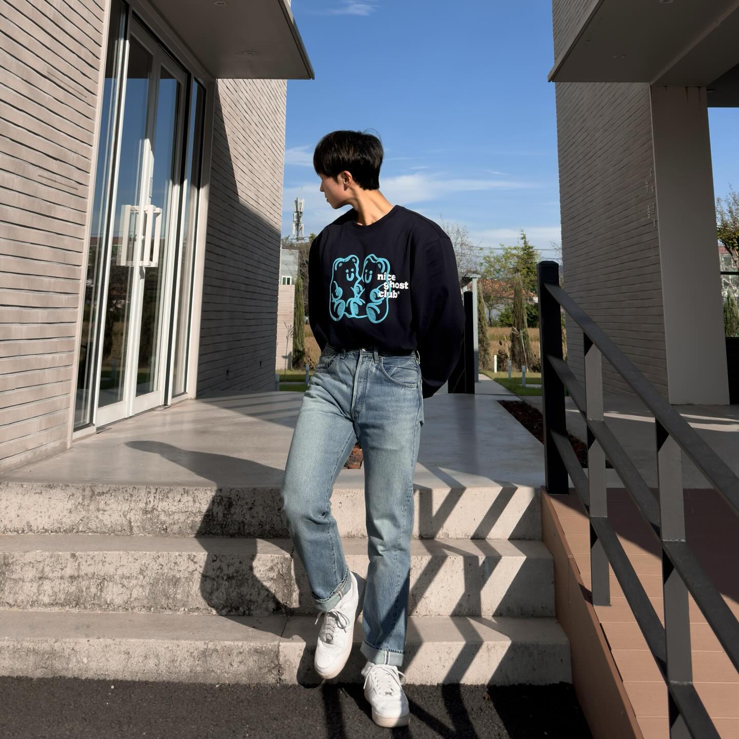 안녕하세요. 규현입니다.

긴 옷입기 좋은 계절이 오는거 같아요🥰

모쪼록 감기 조심하시구, 주말까지 파이팅 입니다.
.
.
.
.
Top_ niceghostclub 
Bottom_ levis.vintage.clothing 
Shoe_ nike