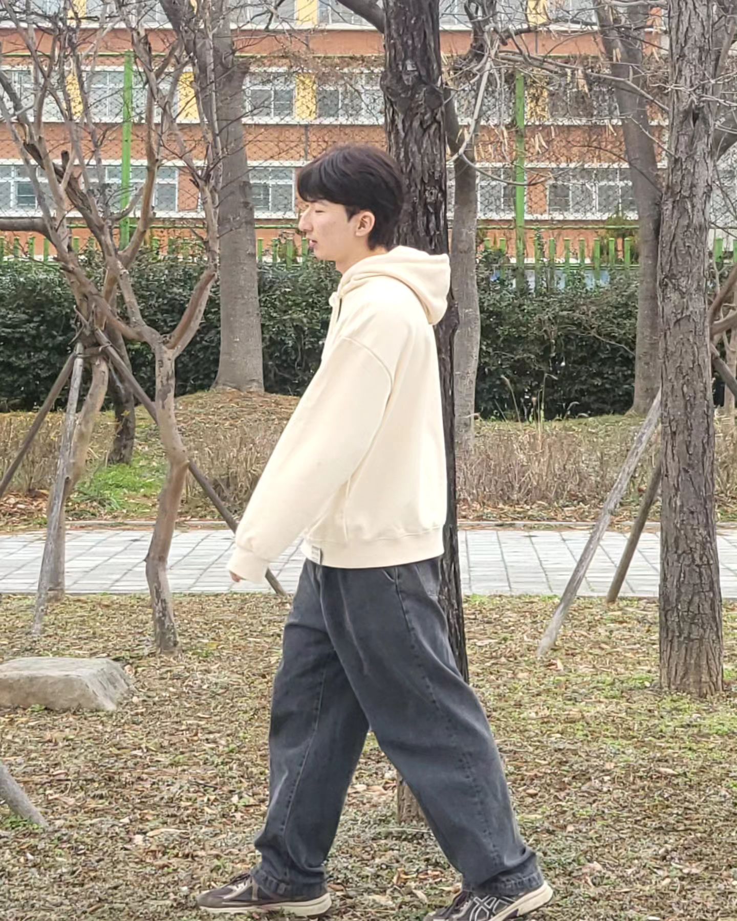 #협찬 

이번 봄은 나와 같이  Run on👟
너와 같이 입고 싶어 후드~

graver_kr에서 "스몰 드로잉스마일 후드티"를 제공받았어요!

1️⃣ 포인트로 예쁜 그레이버만의 "스마일 로고" 
- 로고 디자인 덕분에 보다 더 캐주얼한 분위기로 연출이 가능

2️⃣ 세미 오버핏 정도의 기장감
- 너무 과한 오버핏이 아니라서 데일리로 입기 좋을거 같아요

3️⃣ 실물 색감이 정말 예쁜 "크림"색상

4️⃣ 개강하면 데님 팬츠와 매치시키면 정말 찰떡일거 같아요 :)

아이폰에서 갤럭시로 넘어온지 얼마 안되어서, 구도랑 색감에 적응 중인데 생각처럼 쉽지 않네요 히히😅 하루빨리 적응하고 
다양한 코디들 가져오겠습니다..!! 다들 이번주도 파이팅!

stylemate_official

#그레이버 #graver #graver_kr #ootd #그래픽 #커플티 #커플후드티 #후드티 #스타일메이트 #대학생코디 #학생코디 #남자봄코디 #남자데일리룩 #남자데일리룩코디 #옷스타그램 #남자코디 #20대남자코디 #패션계정 #패션계정맞팔 #캠퍼스룩 #캐주얼룩 #캐주얼룩코디 #casualoutfit #casualstyle #kfashion