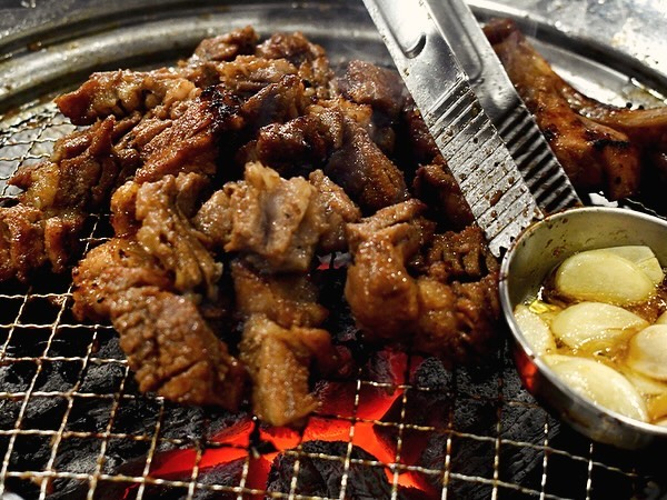 #신도림역맛집 #신도림역고기집 #우리들숯불갈비 #정육식당 #돼지갈비 숯불 구이로 달큰한 돼지갈비 불향 가득 맛나요. 숯불도 실하고 야외 발코니 테이블도 있어서 밖에서 구워 먹는 갈비도 맛나 보였어요. 매장 홀이 넓어서 회식자리로도 많이 찾는 신도림역 맛집이네요. 시원한 물냉면에 아삭한 열무김치도 함께 먹기에도 좋았어요